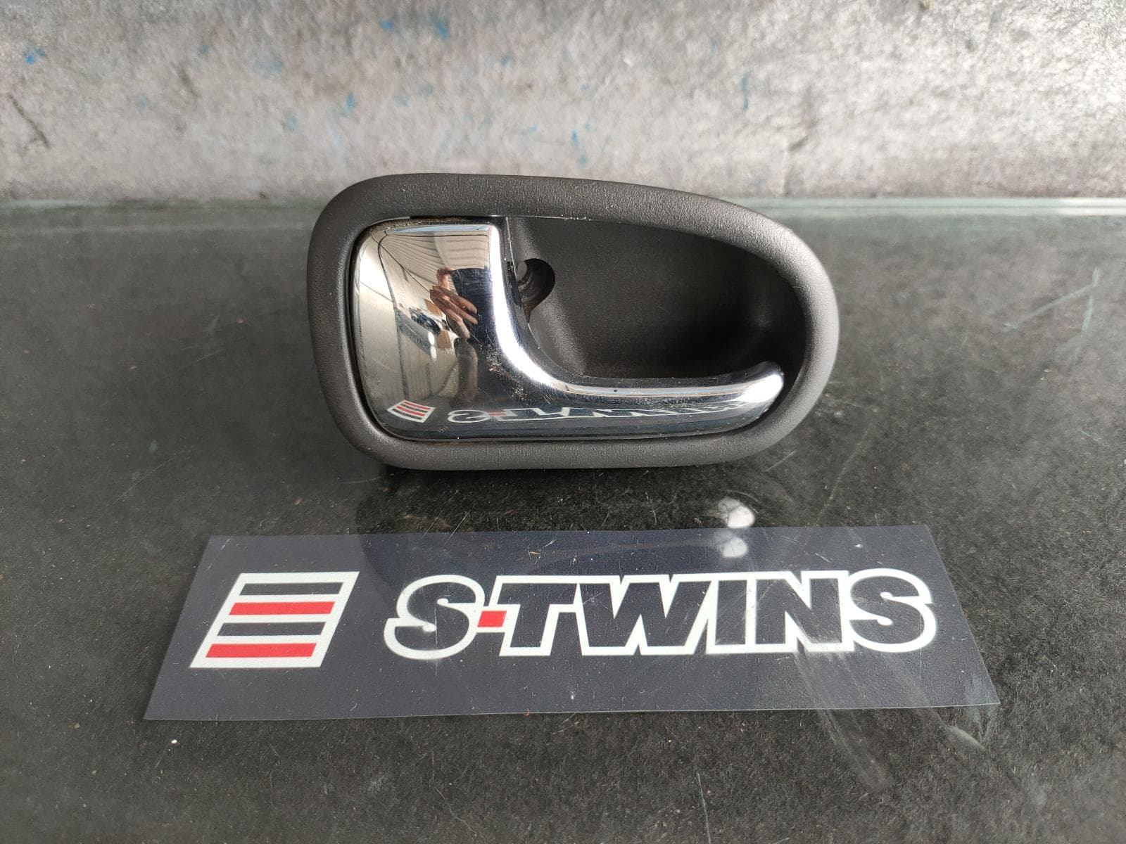 Used auto part listing image: 2002 Ford Laser Door Handle Inner Lhf-Lhr Dark Grey Backing W/ Chrome Handle Kn-Kq 02/99-09/02 0000141884