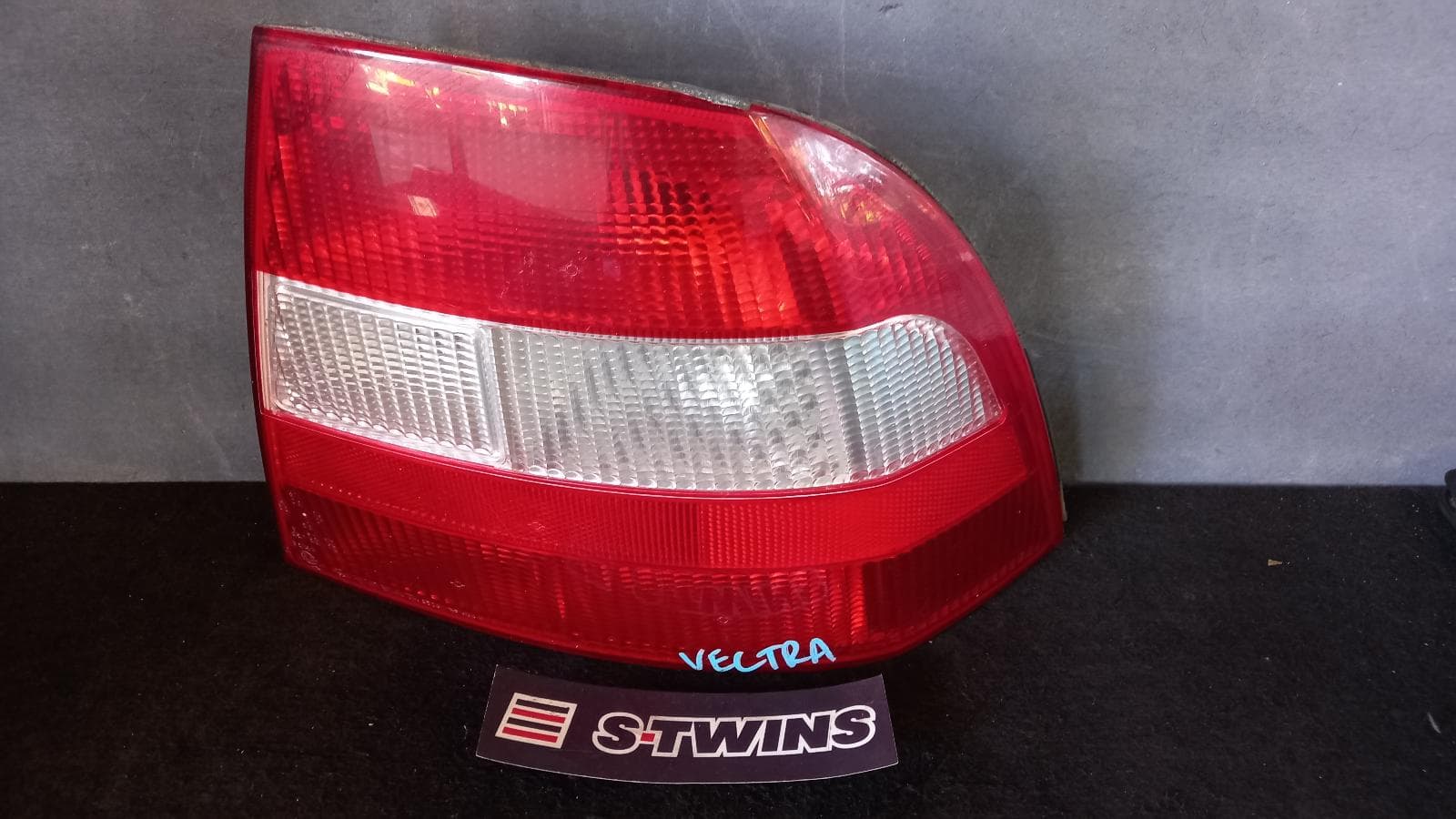 Used auto part listing image: 2002 Holden Vectra Right Taillight Jr/Js Sedan/Hatch 06/97-02/03 0000127734