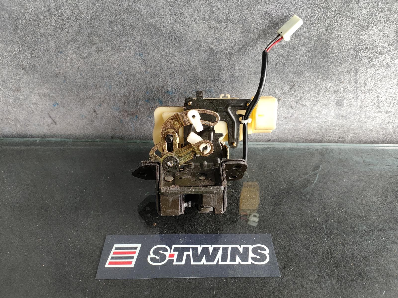 Used auto part listing image: 2002 Ford Laser Door Boot Gate Lock 0000141882