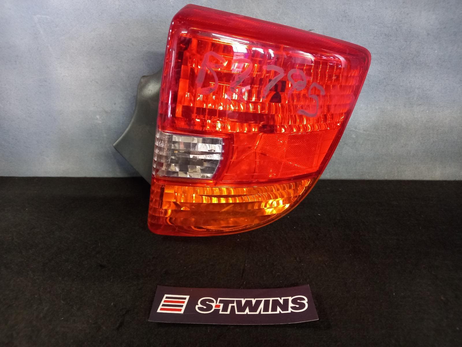 Used auto part listing image: 2004 Toyota Celica Right Taillight 0000124817