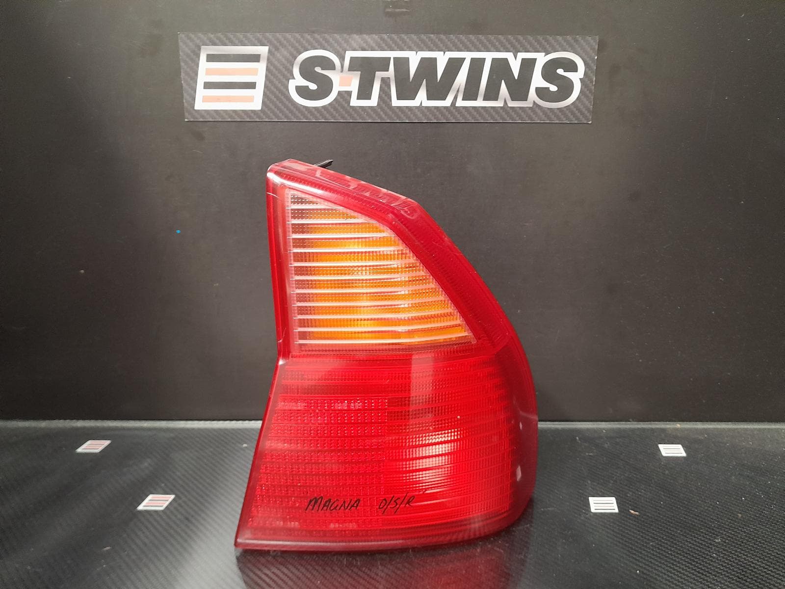 Used auto part listing image: 1998 Mitsubishi Magna Right Taillight 0000168989