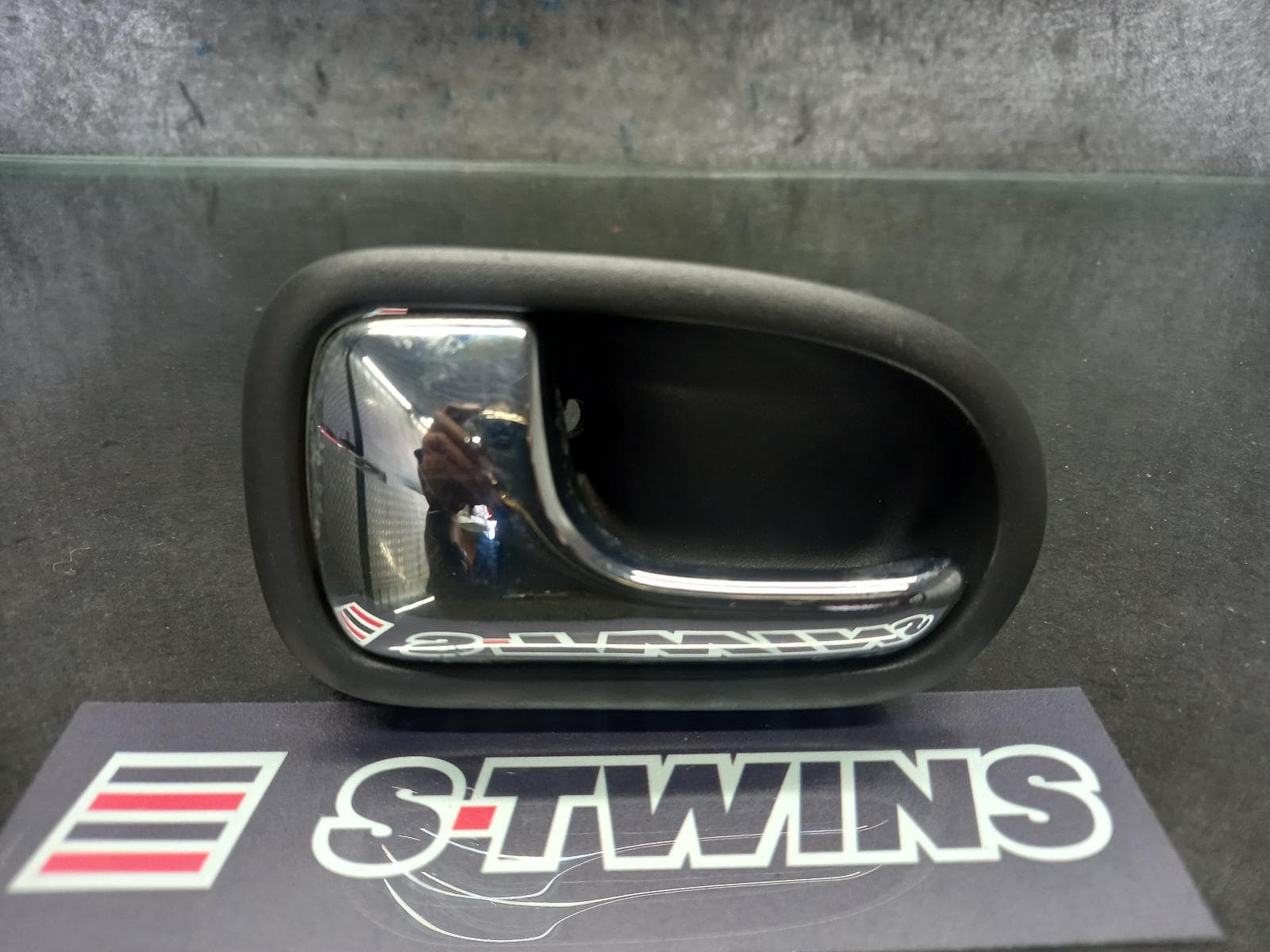 Used auto part listing image: 2002 Ford Laser Door Handle 0000143596
