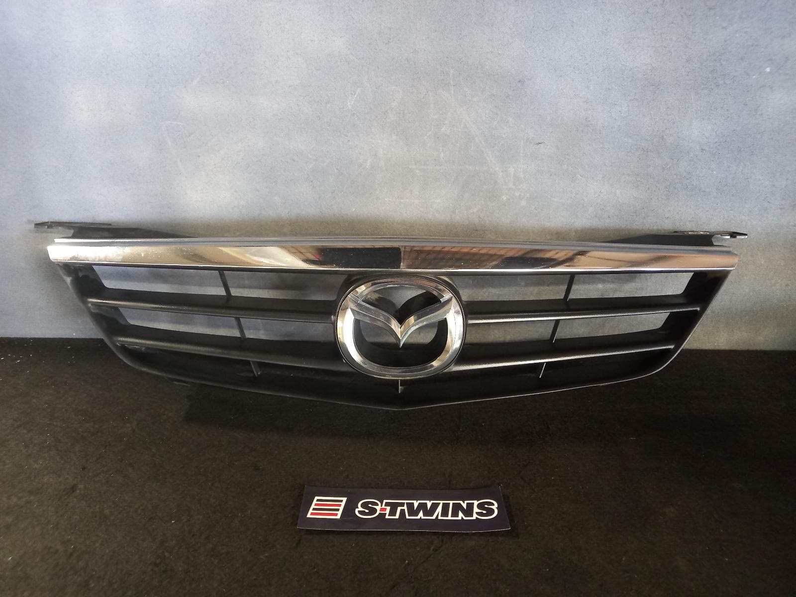 Used auto part listing image: 2001 Mazda 626 Grille 0000125532