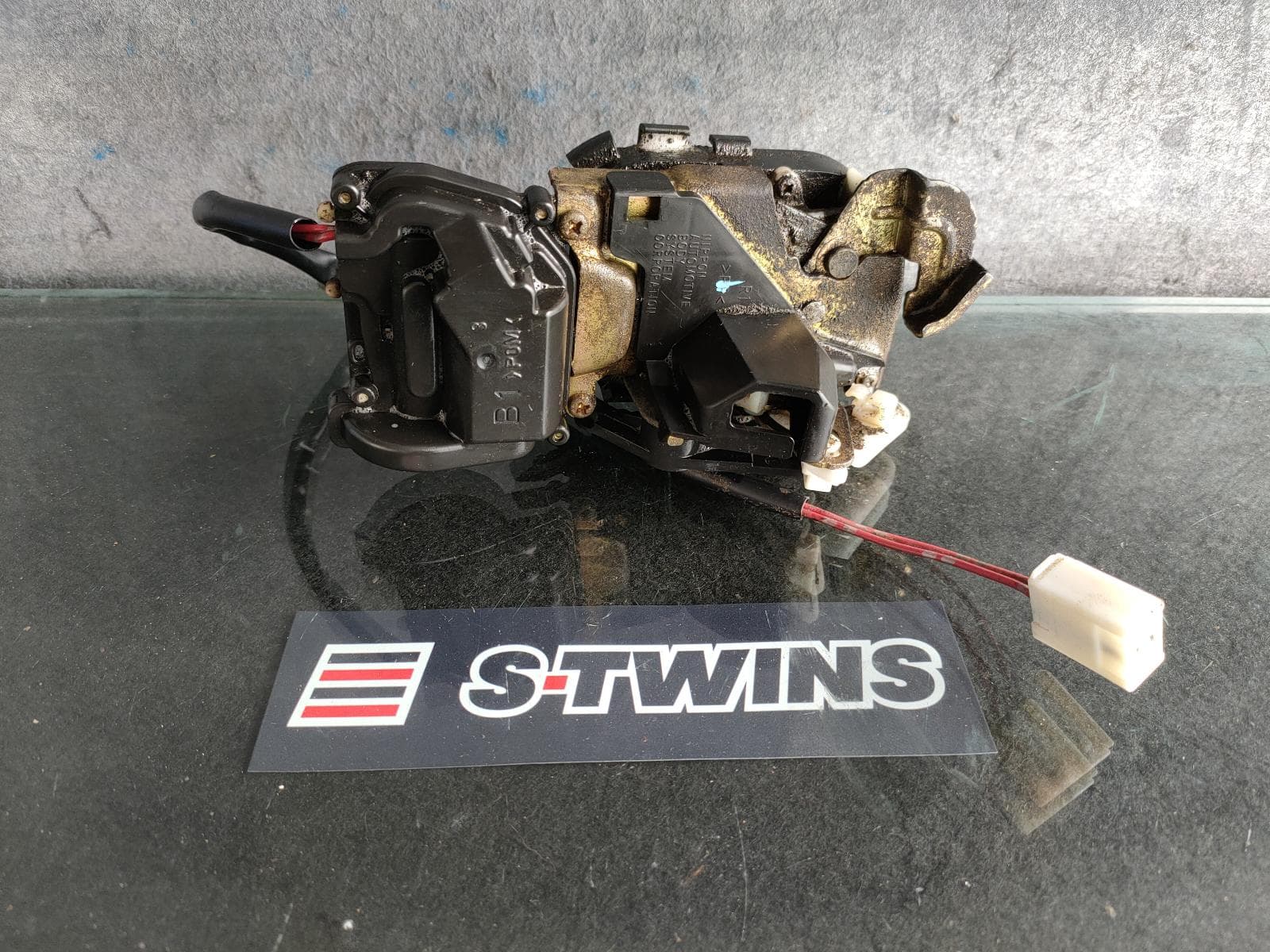 Used auto part listing image: 2002 Ford Laser Door Boot Gate Lock 0000141881
