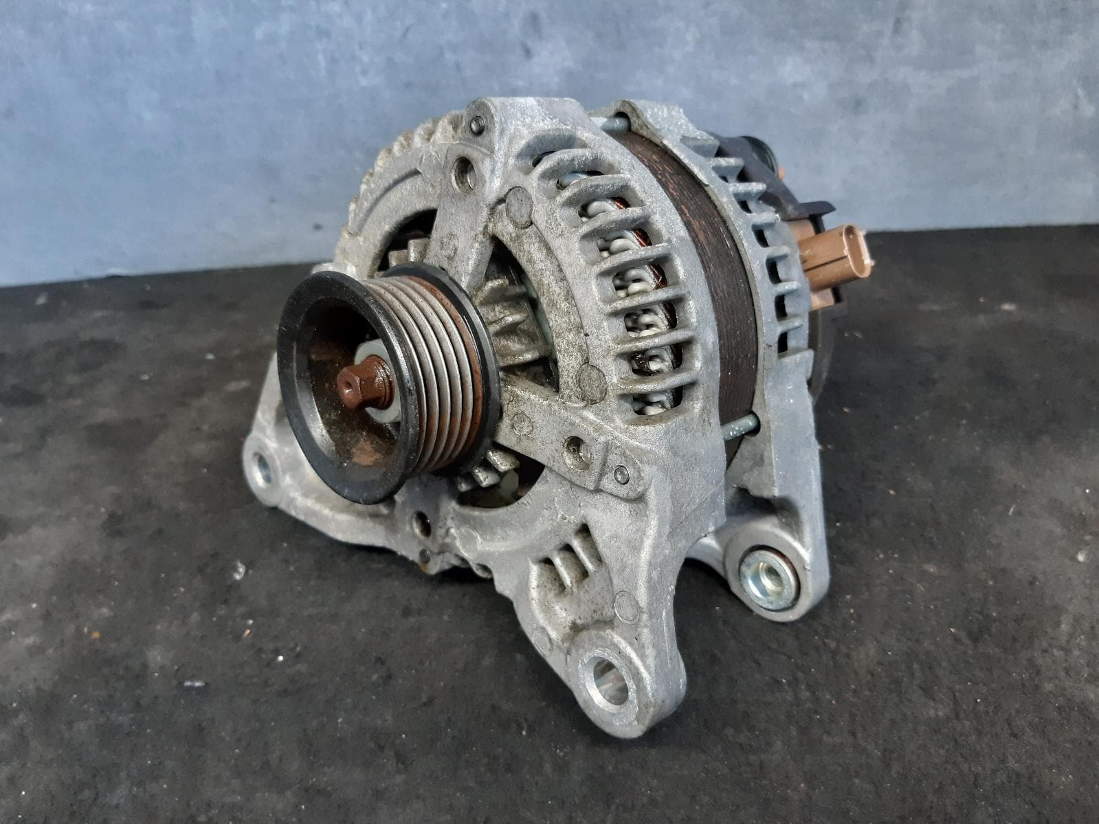 Used auto part listing image: 2006 Jeep Commander Alternator 0000100556