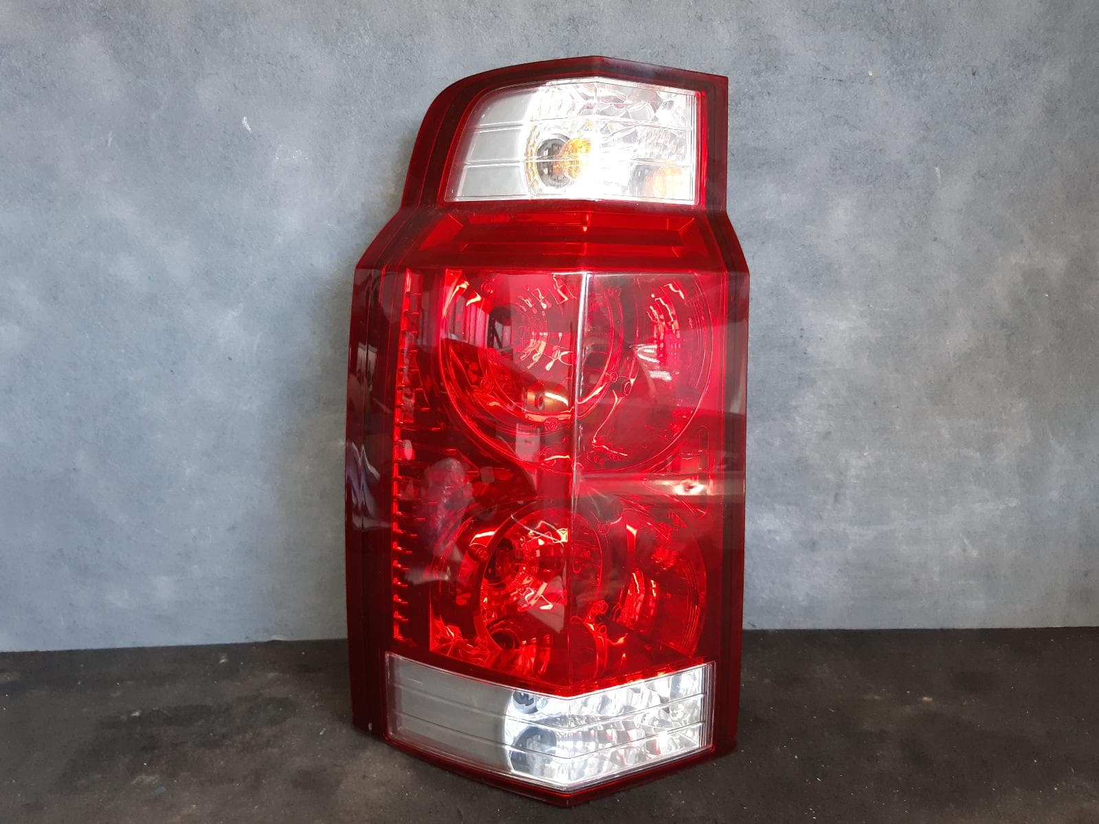 Used auto part listing image: 2006 Jeep Commander Left Taillight 0000100570