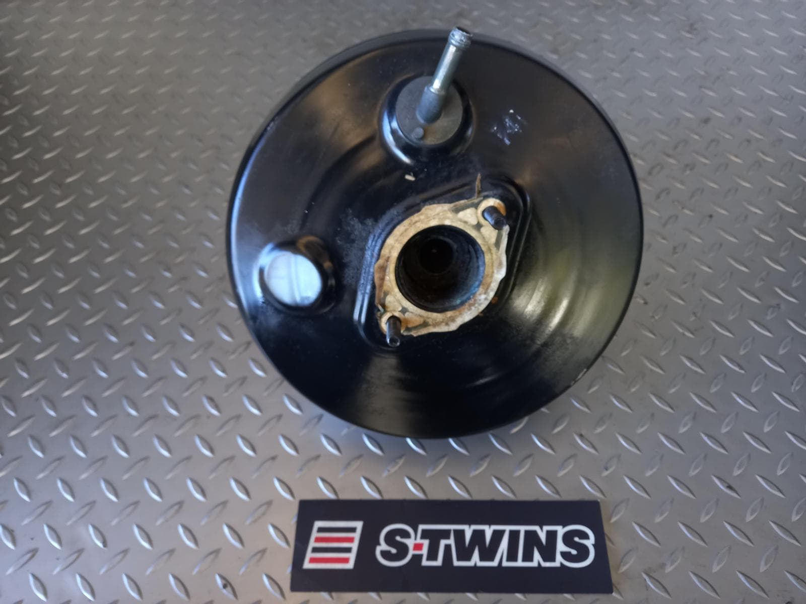 Used auto part listing image: 2001 Toyota Celica Brake Booster 0000126320