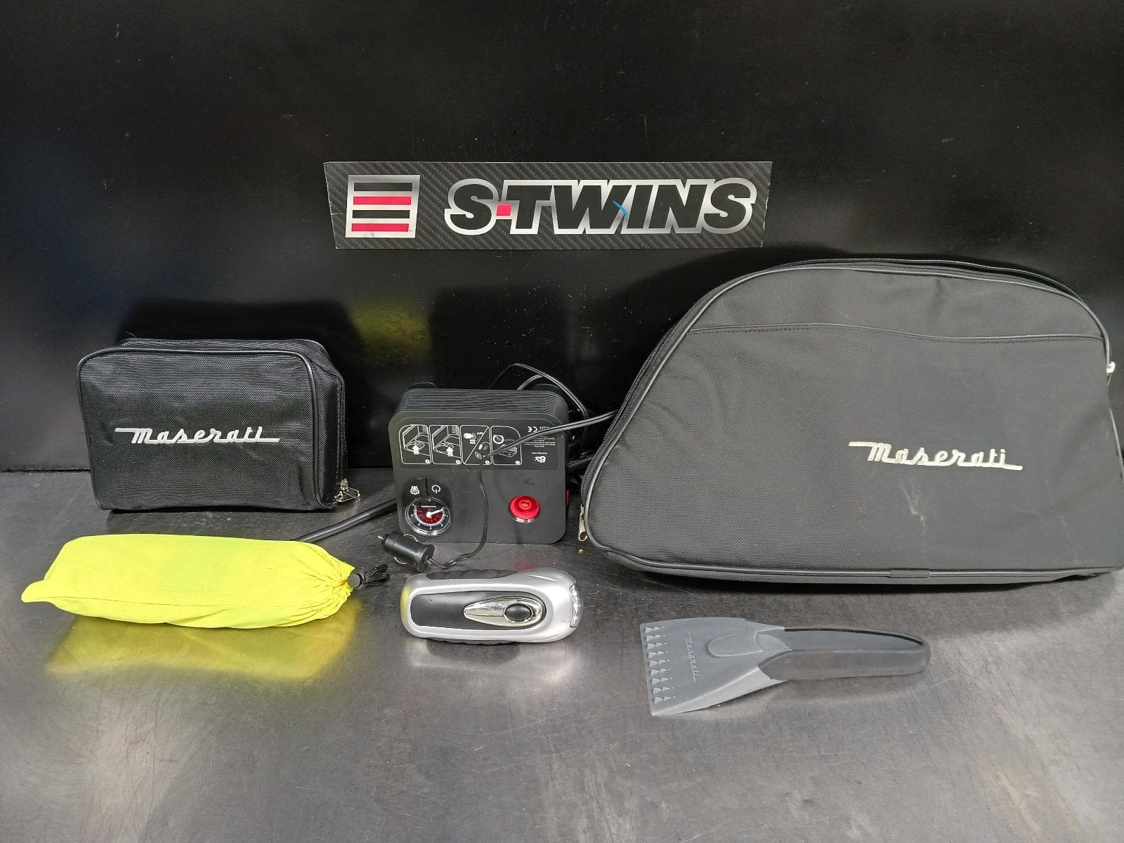Used auto part listing image: 2014 Maserati Quattroporte Jack Tool Kit M156 10/13- 238119