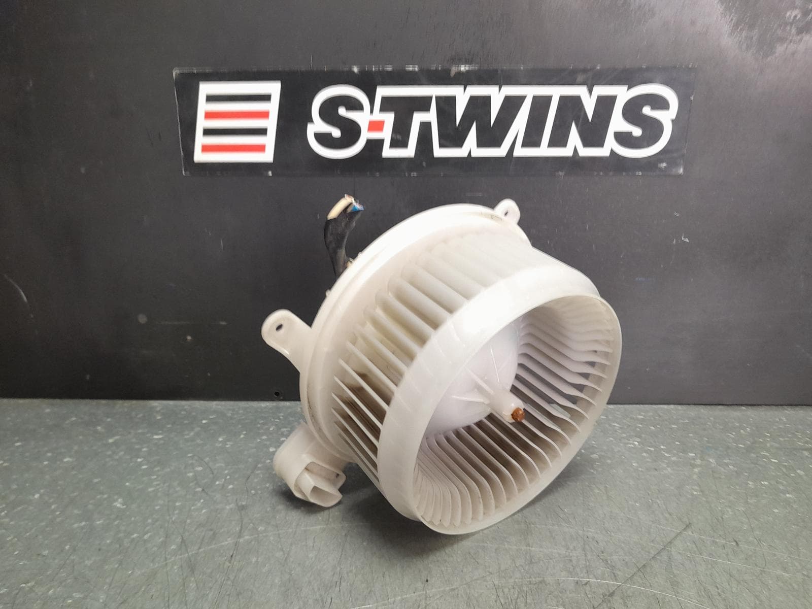 Used auto part listing image: 2005 LEXUS GS300 HEATER FAN MOTOR 190 SERIES, 03/05-12/11 0000348841