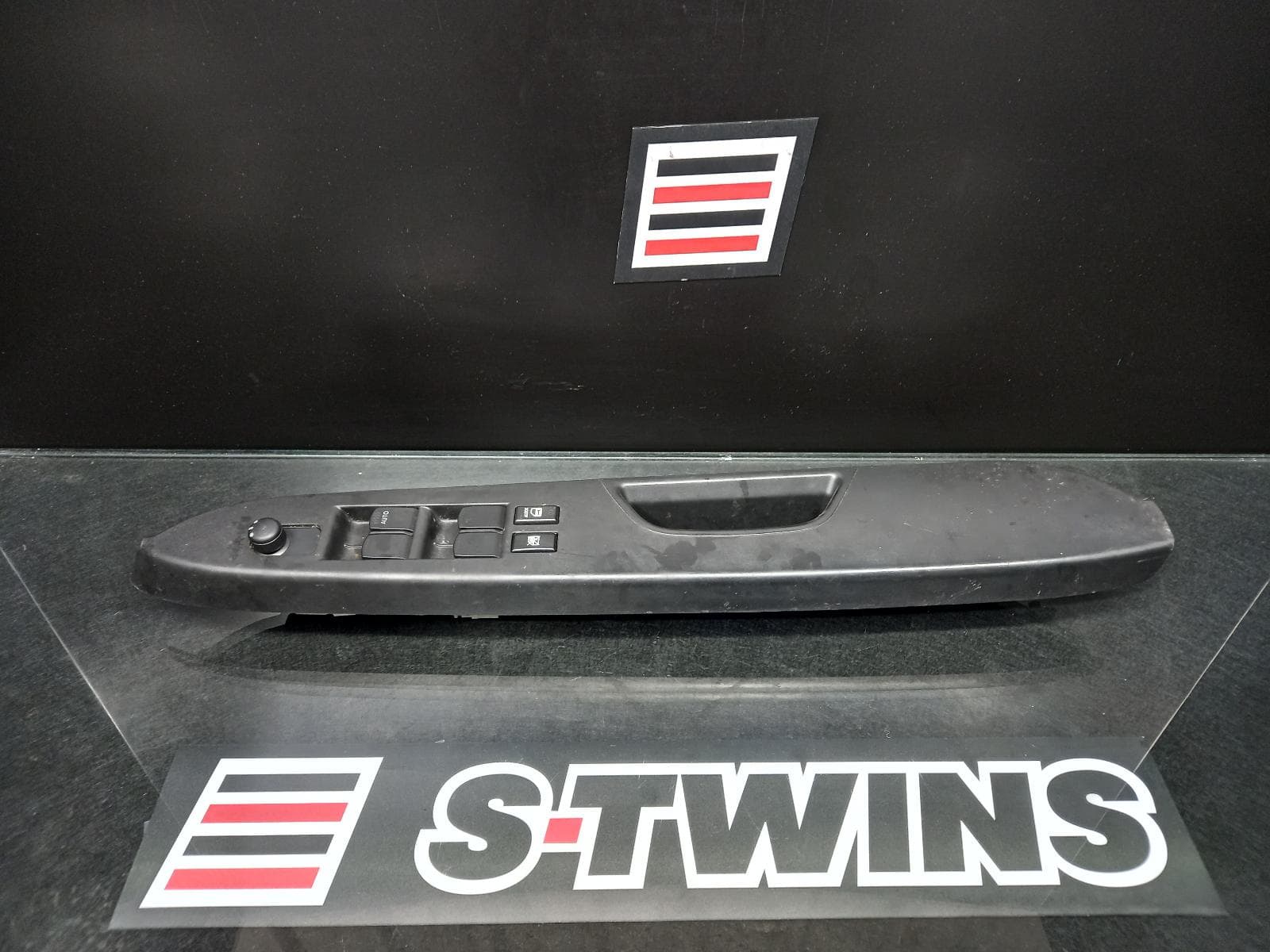 Used auto part listing image: 2009 SUZUKI SX4 PWR DR WIND SWITCH RH FRONT (MASTER SWITCH), 02/07-01/14 0000156120
