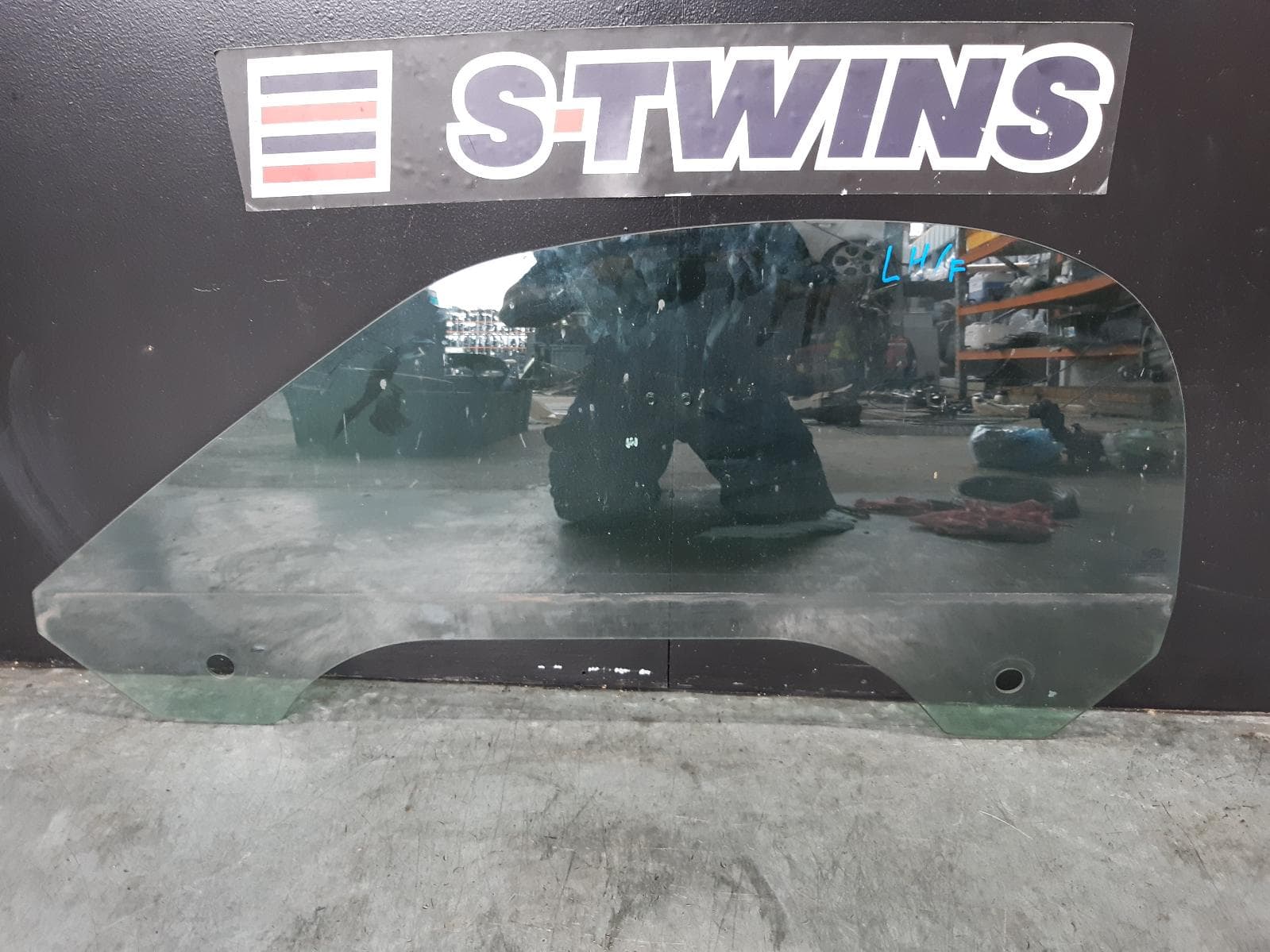 Used auto part listing image: 2012 MINI ROADSTAR LEFT FRONT DOOR WINDOW R59 03/12-12/15 0000132033
