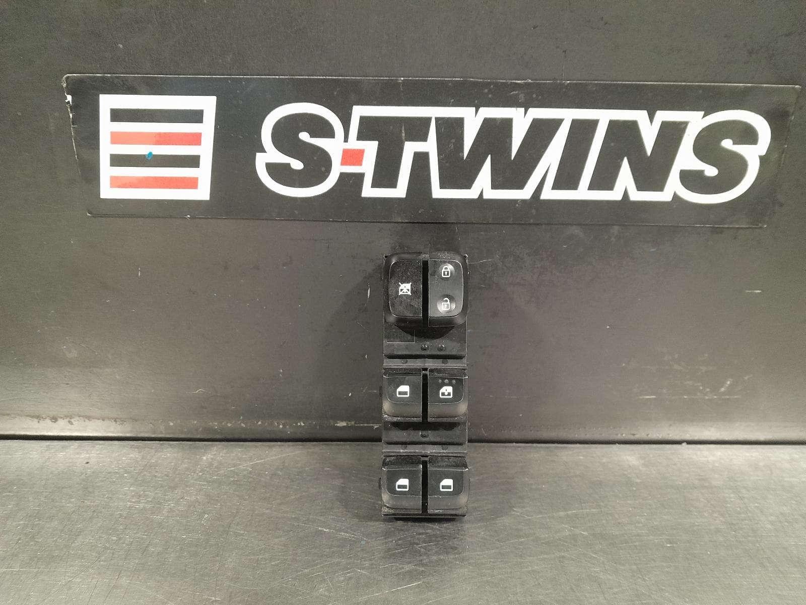 Used auto part listing image: 2018 KIA PICANTO PWR DR WIND SWITCH RH FRONT (MASTER SWITCH), W/ POWER FOLD MIRROR TYPE, JA, 05/17- 0000293144