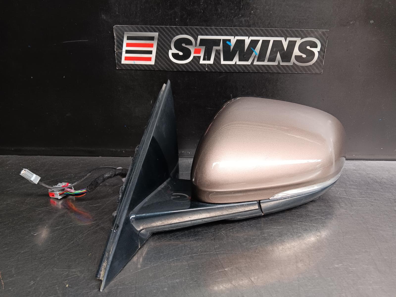 Used auto part listing image: 2016 JAGUAR XE LEFT DOOR MIRROR POWER, AUTO DIMMING & BLIND SPOT, W/ CAMERA TYPE, COLOUR CODED, X760, 05/15-04/19 0000251690