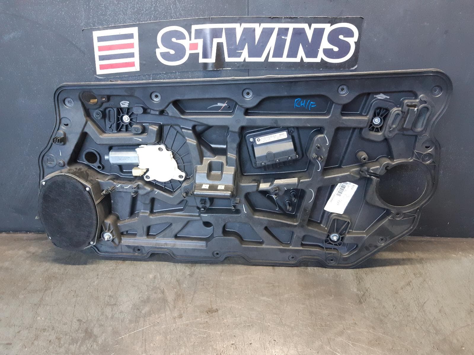 Used auto part listing image: 2008 CHRYSLER SEBRING RIGHT FRONT WINDOW REG MOTOR JS, POWER, CABRIO, 05/07-12/11 0000212144
