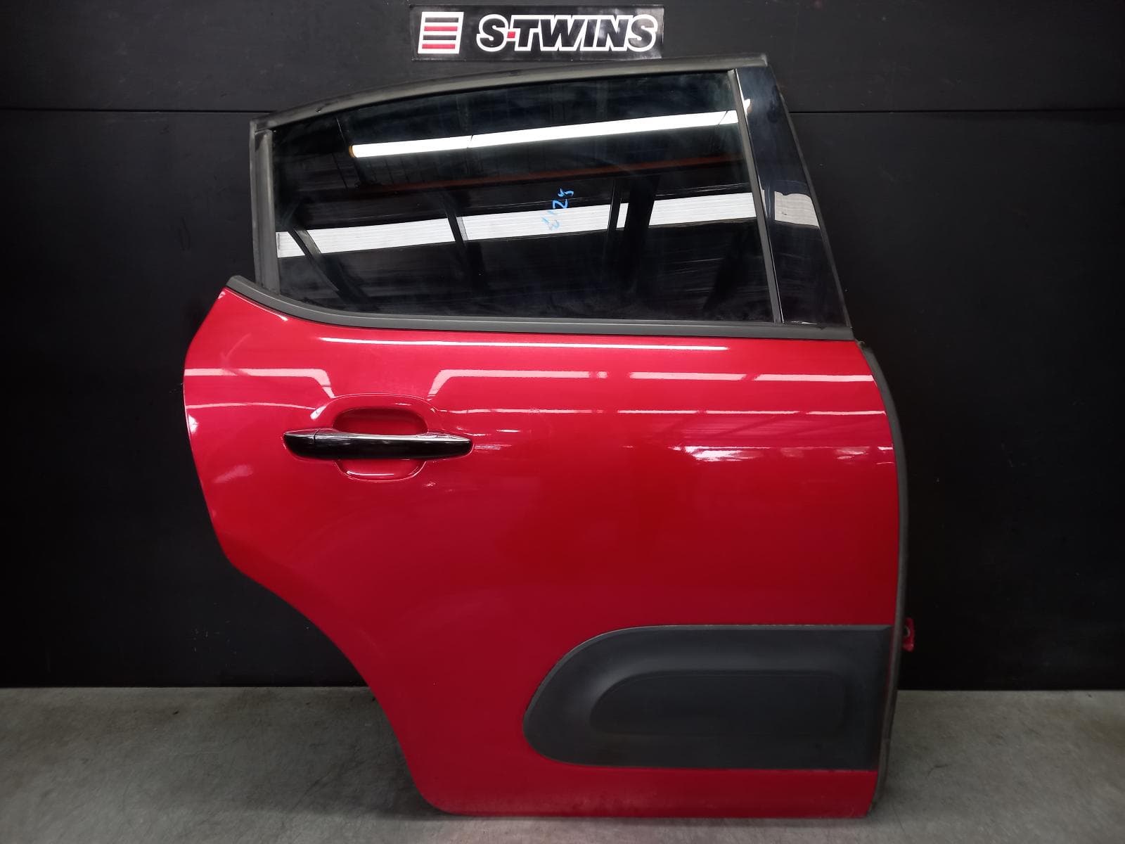 Used auto part listing image: 2021 CITROEN C3 RIGHT REAR DOOR SLIDING B618, W/ MOULDING INSERT TYPE, 08/17- 0000349490