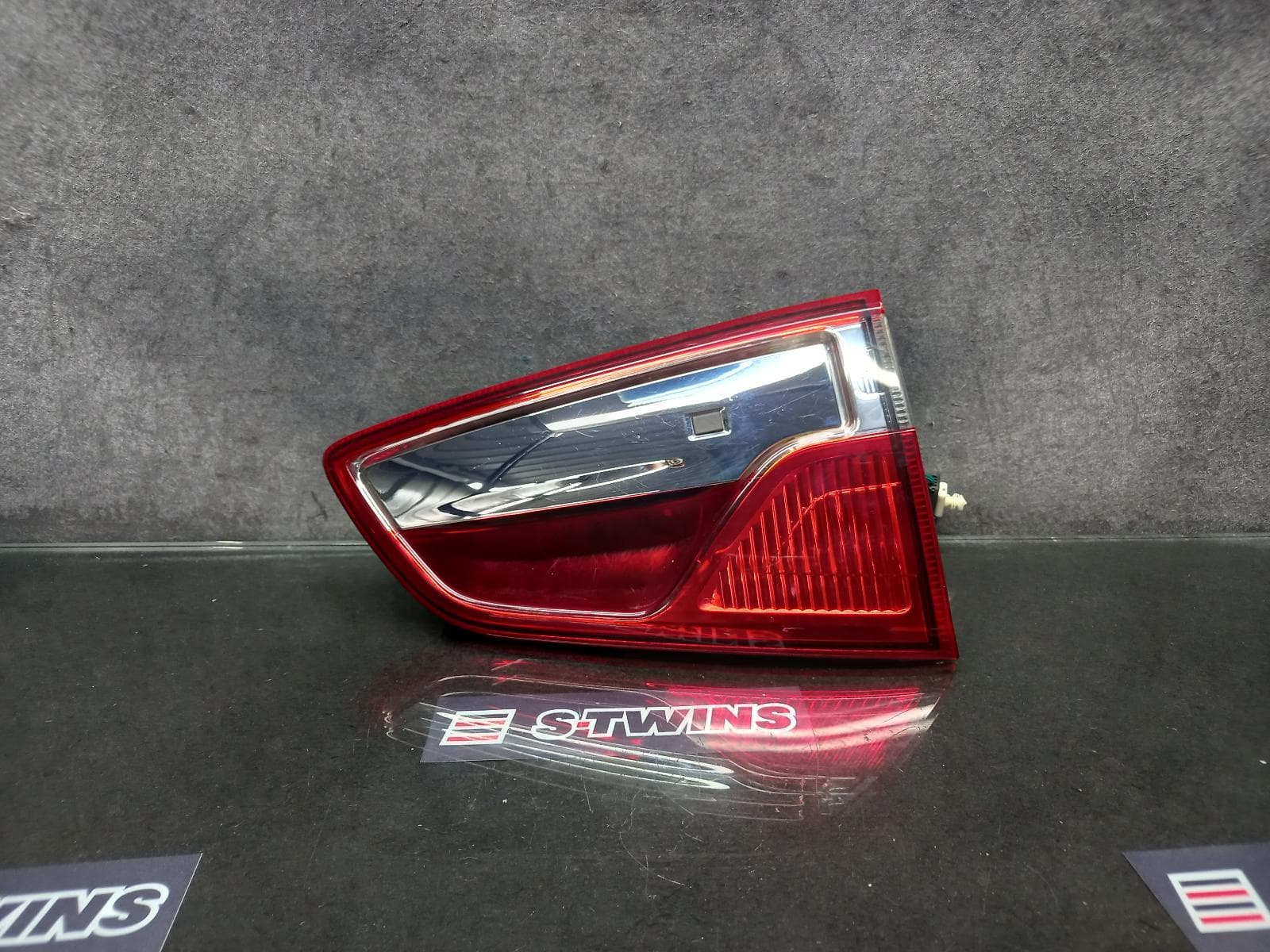 Used auto part listing image: 2015 FORD ECOSPORT REAR GARNISH TAILGATE LAMP (RH SIDE), BK, 12/13-09/17 0000148556
