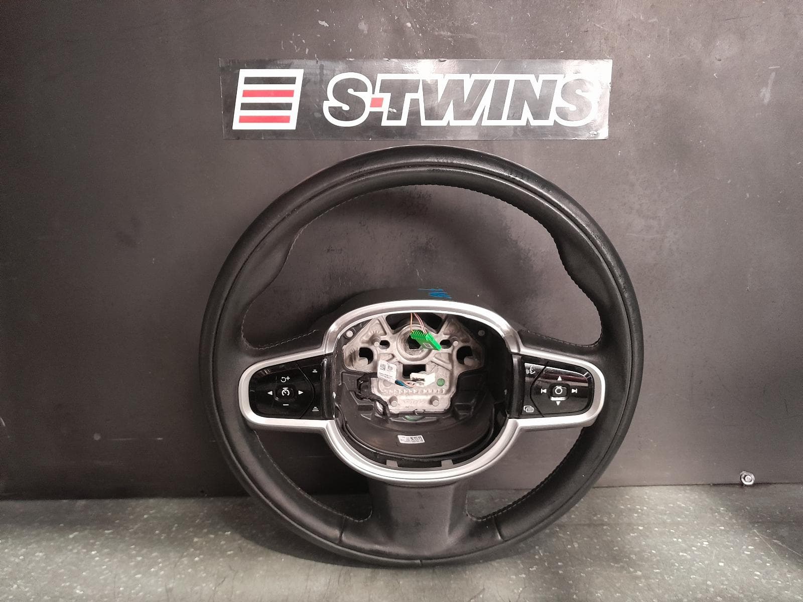 Used auto part listing image: 2019 VOLVO S90 STEERING WHEEL 04/16- 0000338964