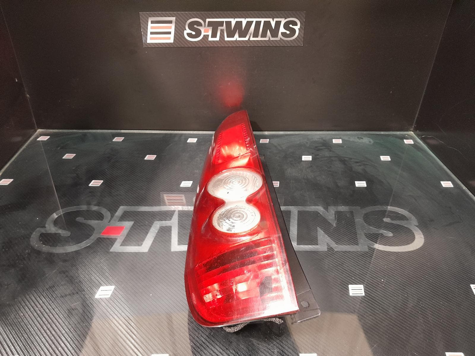 Used auto part listing image: 2005 FORD FIESTA LEFT TAILLIGHT WP 3DR 03/04-09/05 0000169008