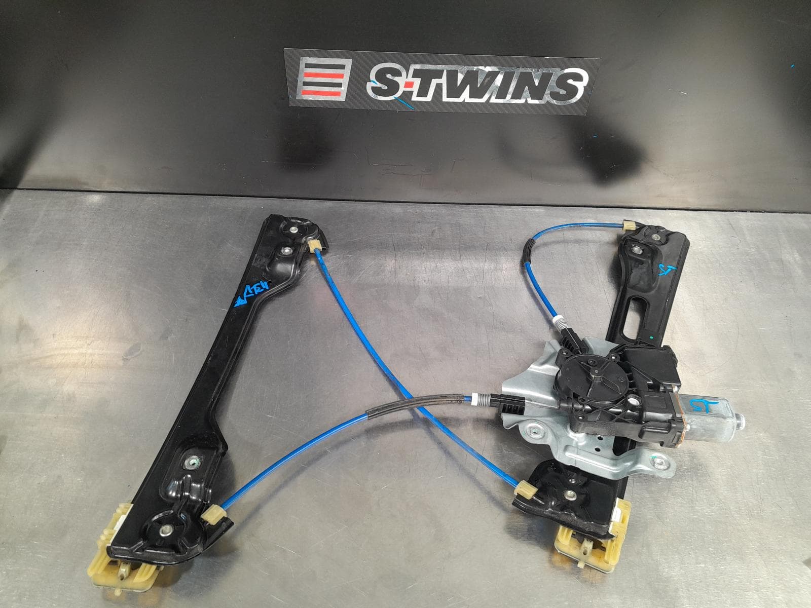 Used auto part listing image: 2014 HOLDEN MALIBU RIGHT FRONT WINDOW REG MOTOR DOOR REGULATOR ASSY (REG AND MOTOR), V300, 04/13-12/17 0000192661