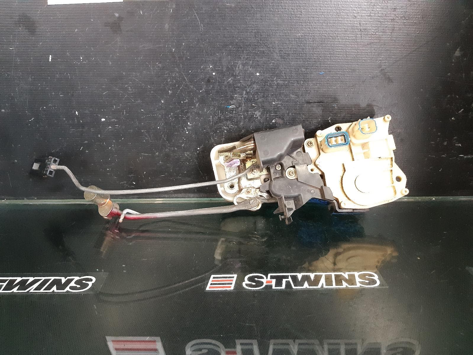 Used auto part listing image: 2005 HONDA MDX DOOR BOOT GATE LOCK RIGHT FRONT DOOR LOCK, YD, 04/03-12/06 0000043850
