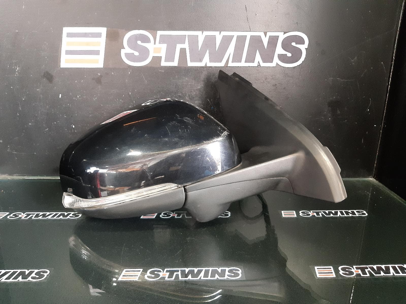 Used auto part listing image: 2013 VOLVO S60/V60 RIGHT DOOR MIRROR Mk2, STANDARD, HEATED, W/ CAMERA, COLOUR CODED TYPE, 12/10-12/18 0000194977
