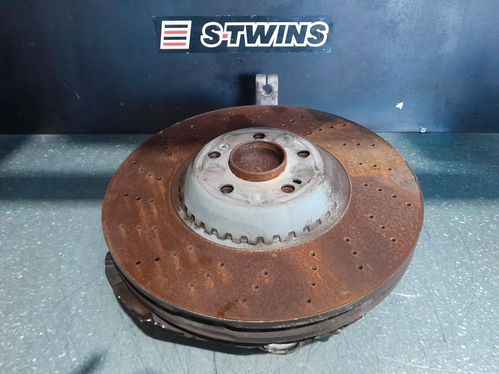 Used auto part listing image: 2013 MERCEDES S CLASS LEFT FRONT HUB ASSEMBLY W222, 11/13-11/20 0000342288