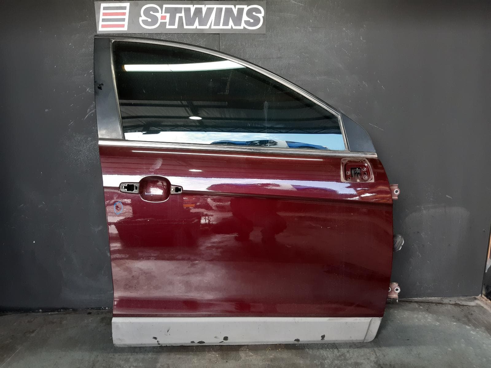 Used auto part listing image: 2013 HOLDEN CAPTIVA RIGHT FRONT DOOR CG, CX/LX/CAPTIVA 7 (4TH VIN = C), W/ CURTAIN AIRBAG/SENSOR TYPE, 09/06-09/15 0000196136