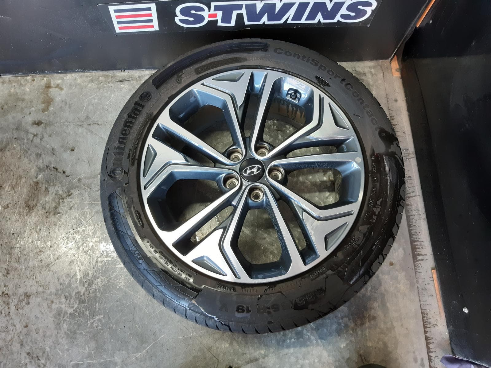 Used auto part listing image: 2020 HYUNDAI SANTA FE WHEEL MAG FACTORY, 5 V SPOKE, 19X8IN, TM, 03/18-09/20 0000194168