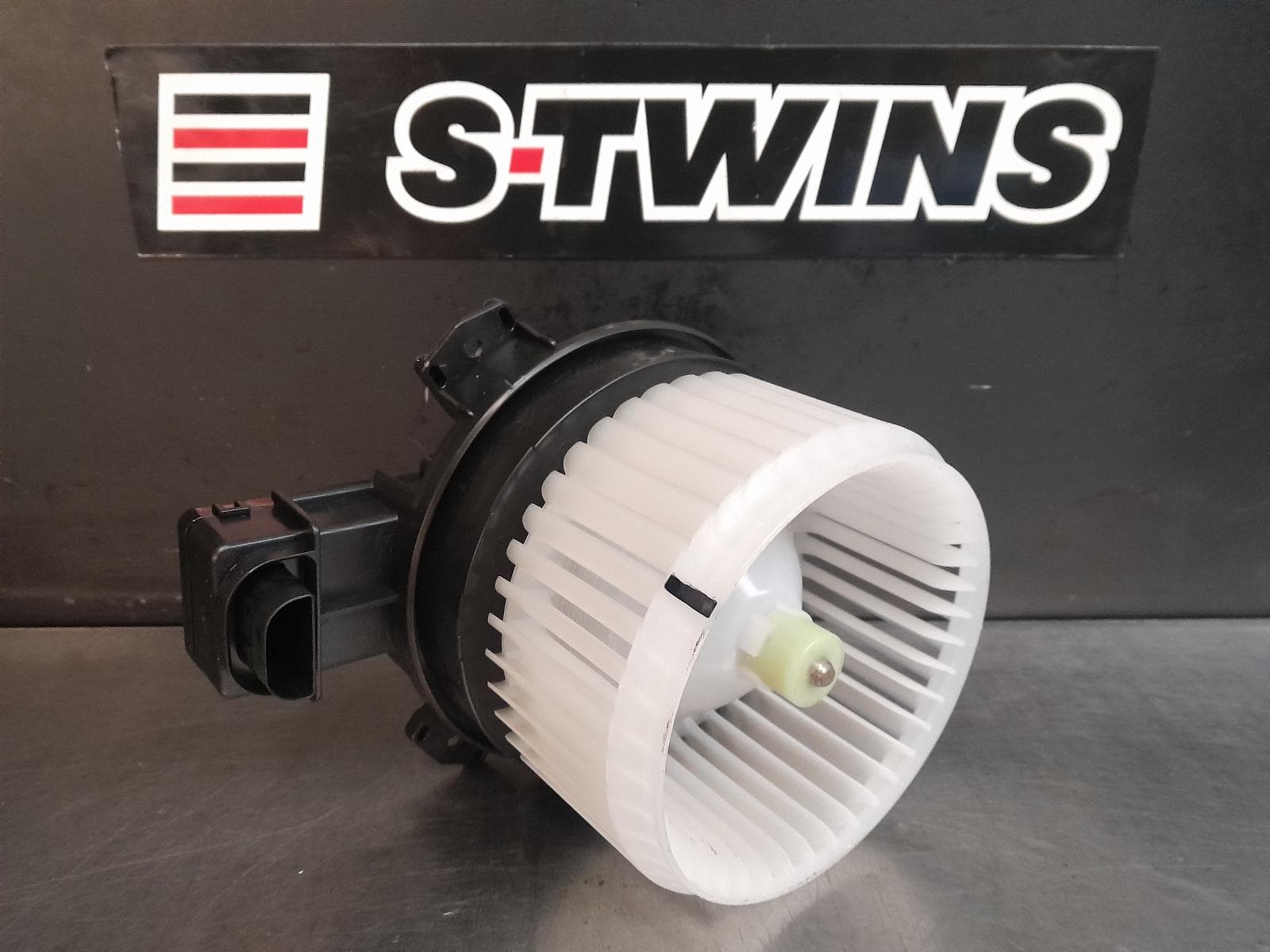 Used auto part listing image: 2020 TOYOTA YARIS HEATER FAN MOTOR XP210 SERIES, NON CLIMATE CONTROL TYPE, 04/20-12/23 0000276375