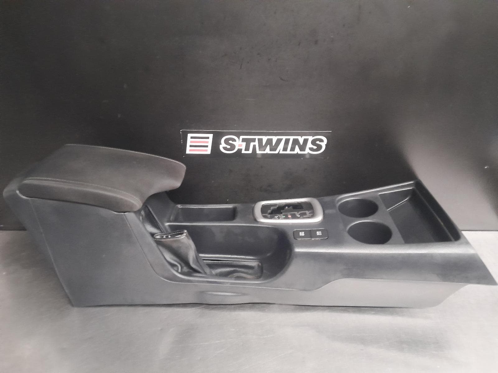 Used auto part listing image: 2015 TOYOTA HILUX CONSOLE AUTO T/M TYPE, 4WD, BLACK, 11/13-08/15 0000276894