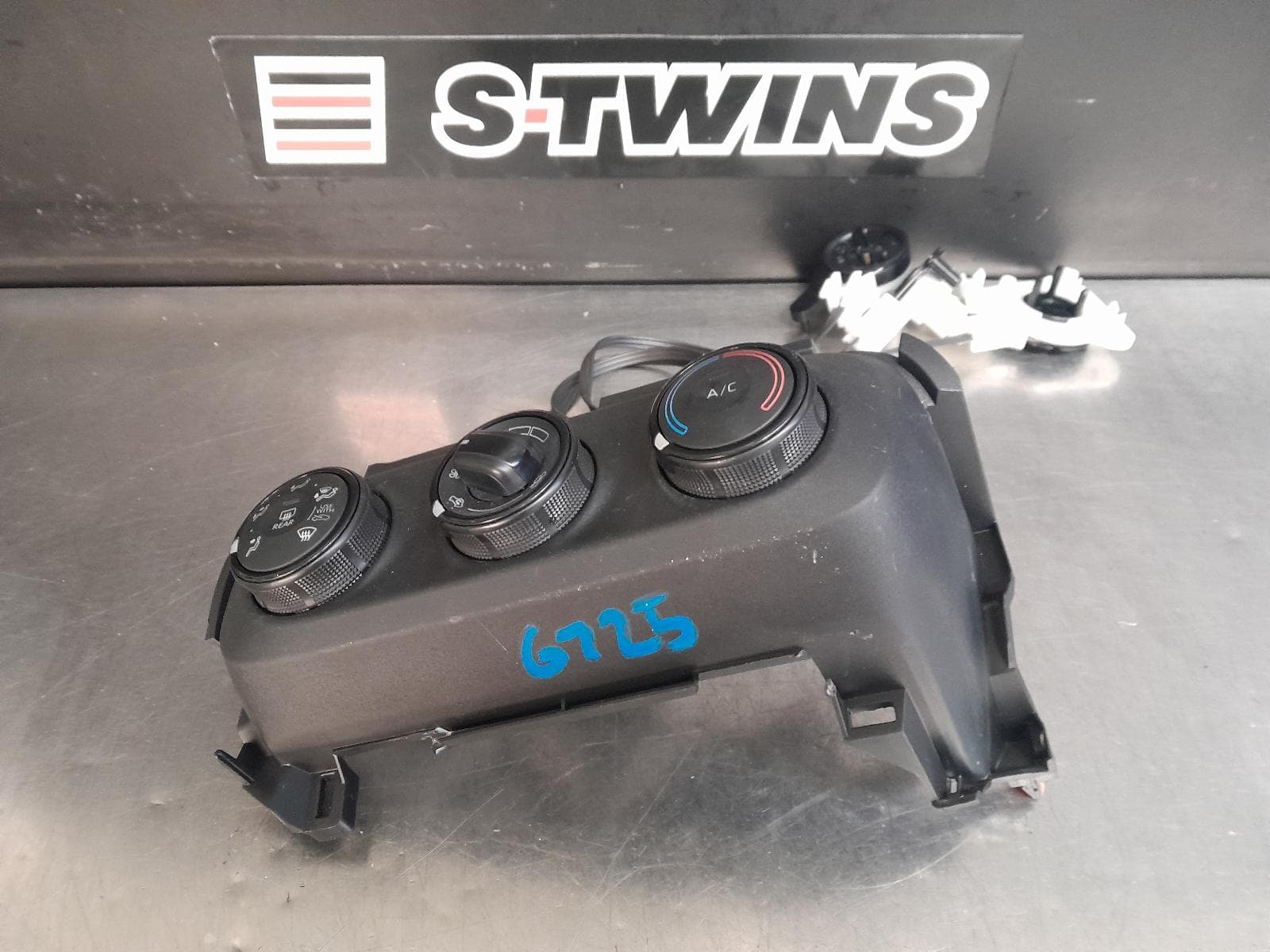 Used auto part listing image: 2020 TOYOTA YARIS HEATER AC CONTROLS XP210 SERIES, W/ MANUAL AIR CONDITIONING TYPE, 04/20- 0000276374