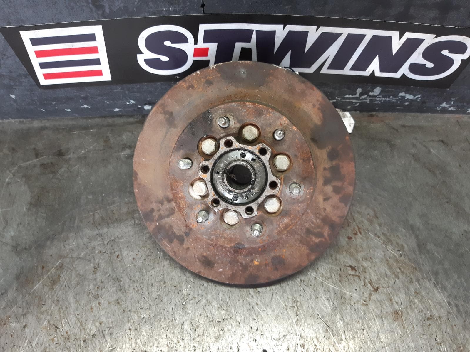 Used auto part listing image: 2013 HOLDEN COLORADO RIGHT FRONT HUB ASSEMBLY RG, 2WD, HI-RIDE, ABS TYPE, 01/12-06/16 0000251914