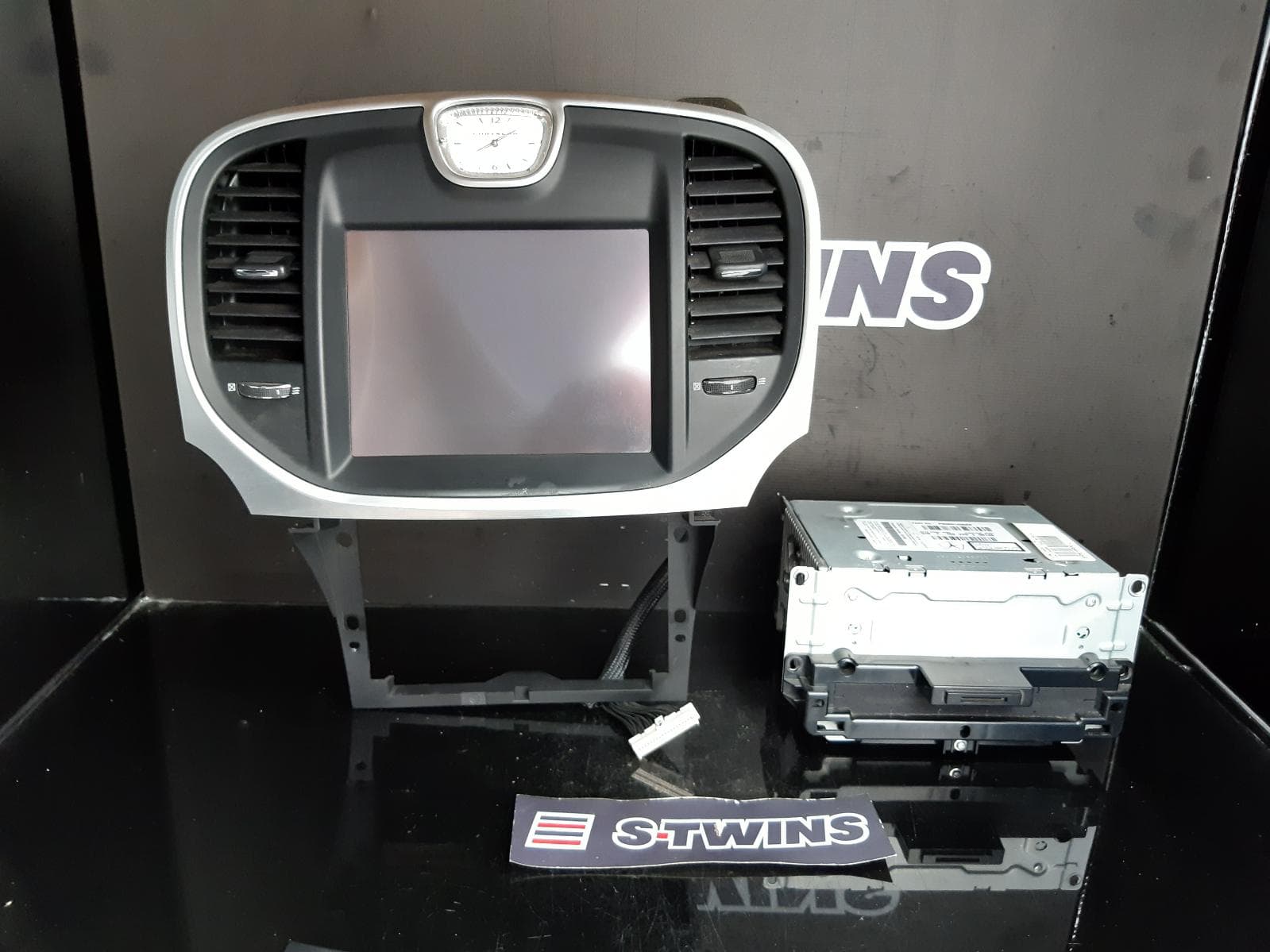 Used auto part listing image: 2013 CHRYSLER 300C SAT NAV HEAD UNIT, STANDARD TYPE, LX2, 07/12-12/14 0000114006