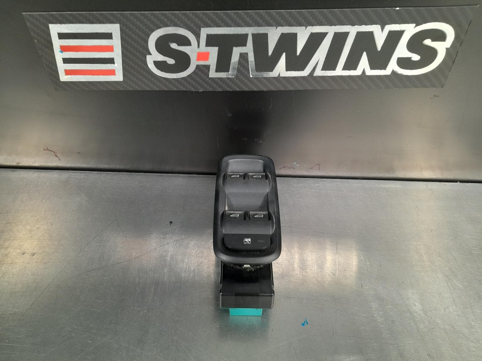 Used auto part listing image: 2016 FORD TERRITORY PWR DR WIND SWITCH RH FRONT (MASTER SWITCH), SZ MKII, 10/14-12/16 0000180063