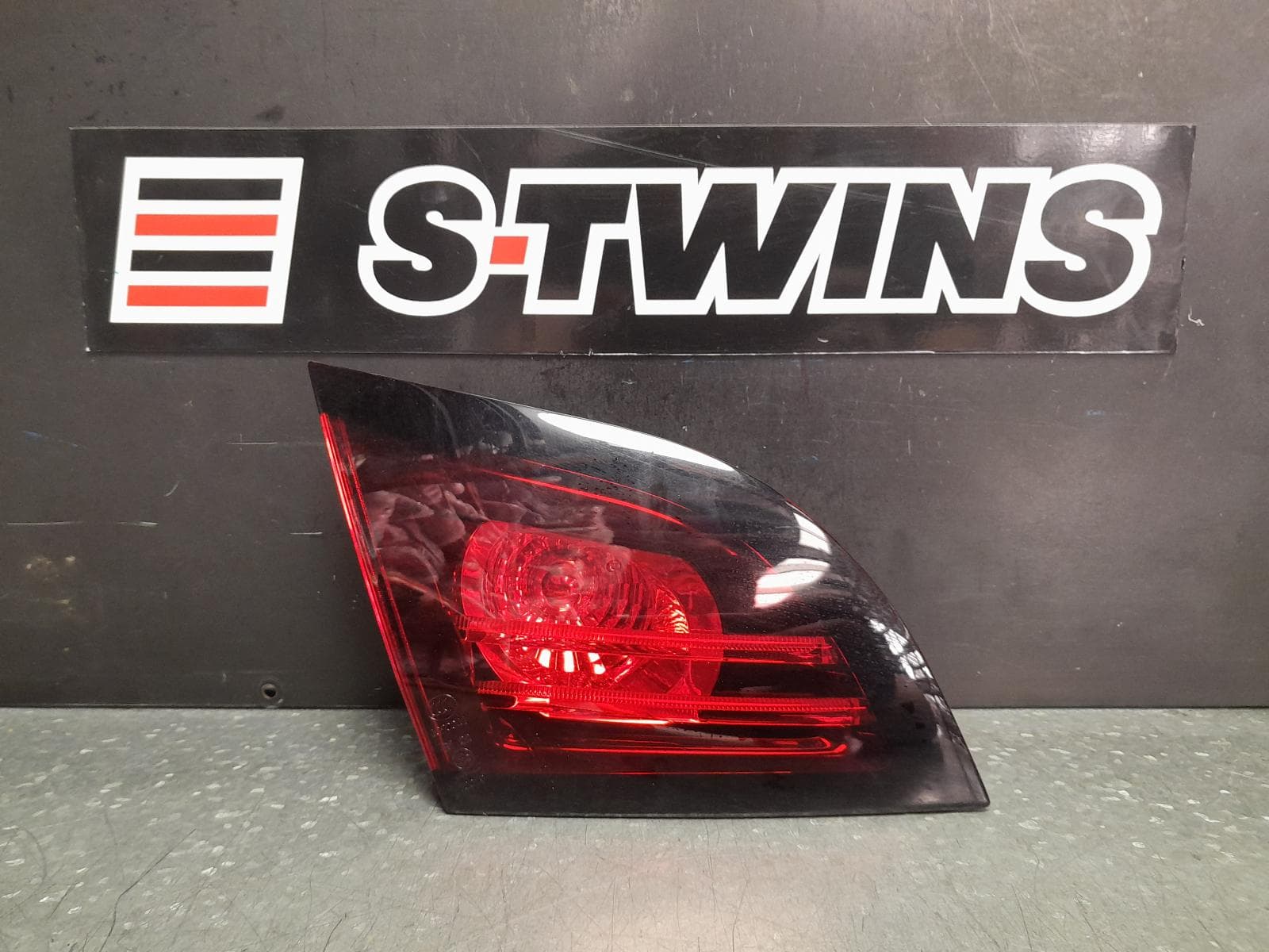 Used auto part listing image: 2013 CITROEN DS4 REAR GARNISH TAILGATE LAMP (LH SIDE), 02/12-12/16 0000352587