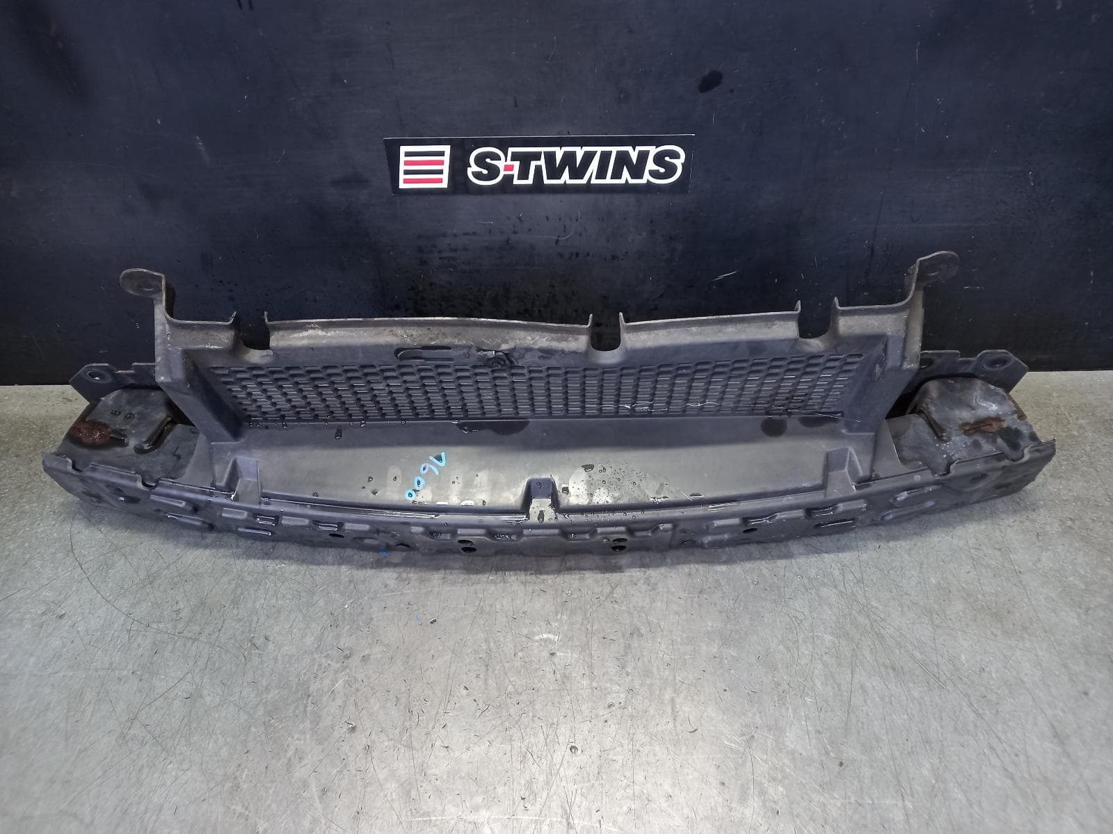 Used auto part listing image: 2009 CHRYSLER VOYAGER F BAR REINFORC BRACK REINFORCEMENT, RT, 03/08-12/14 0000345923