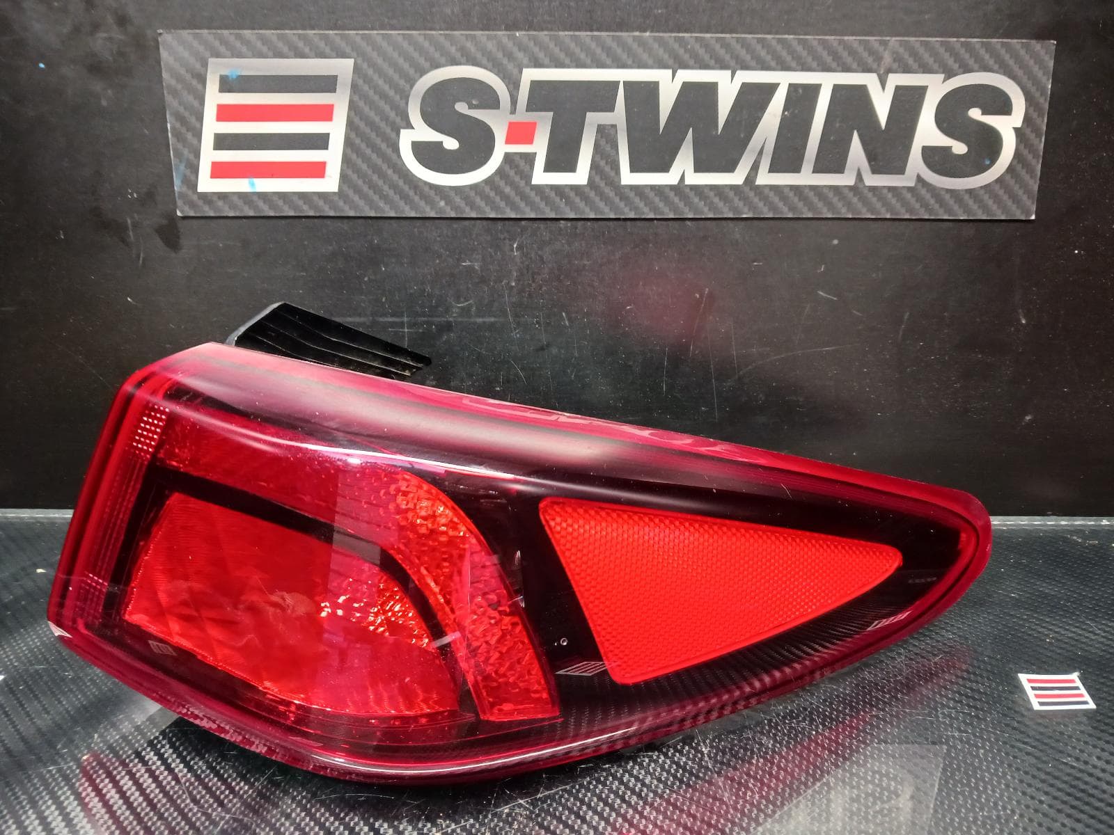 Used auto part listing image: 2021 HYUNDAI KONA RIGHT TAILLIGHT OS, IN BODY, NON LED TYPE, 11/20- 0000178424
