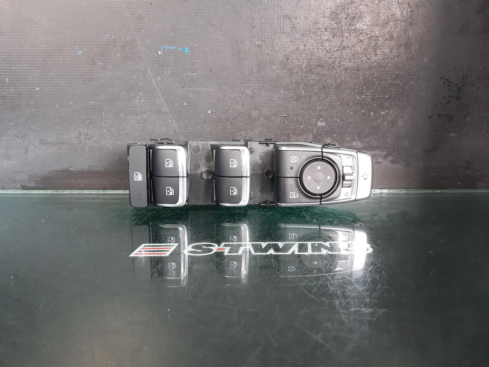 Used auto part listing image: 2022 KIA SORENTO PWR DR WIND SWITCH RH FRONT (MASTER SWITCH), MQ4, NON POWER CHILD SAFETY TYPE, 02/20-09/23 0000241446