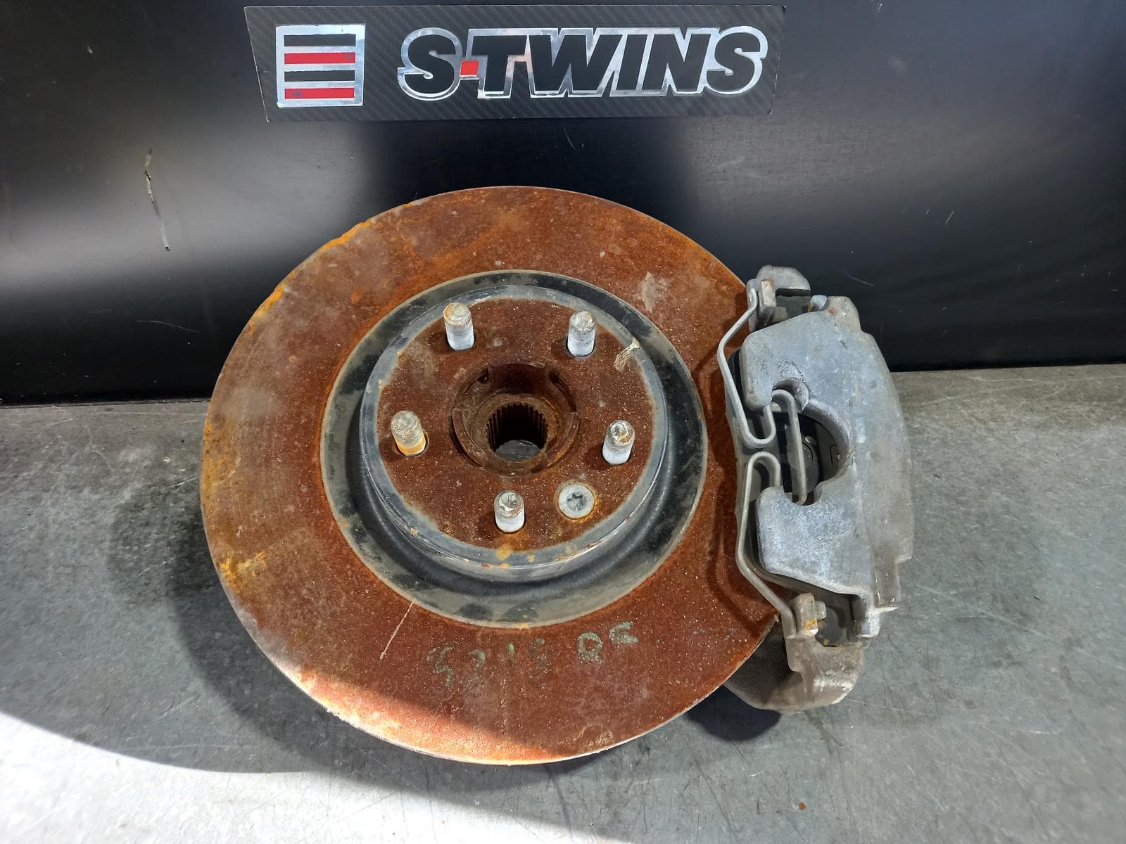 Used auto part listing image: 2016 LAND ROVER RANGE ROVER EVOQUE RIGHT FRONT HUB ASSEMBLY L538, 11/11-01/19 0000201353