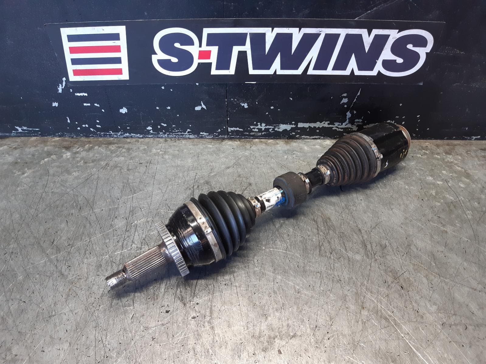 Used auto part listing image: 2014 KIA SORENTO RIGHT DRIVESHAFT FRONT, AUTO T/M, DIESEL, XM, 10/12-12/14 0000123334