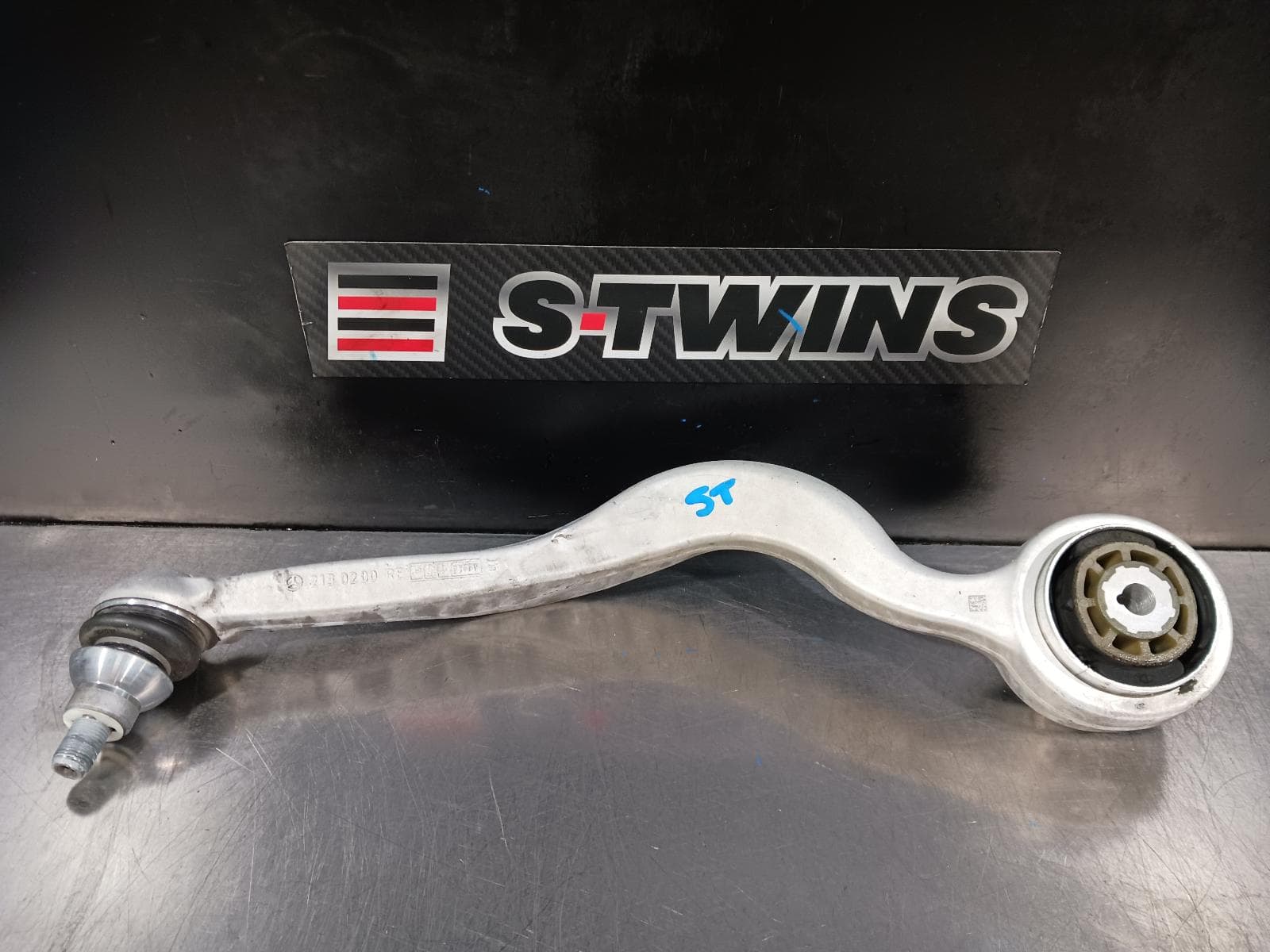 Used auto part listing image: 2017 MERCEDES GLC CLASS RIGHT FRONT LOWER CONTROL ARM FRONT, STANDARD TYPE, X253/C253, 09/15- 0000235013