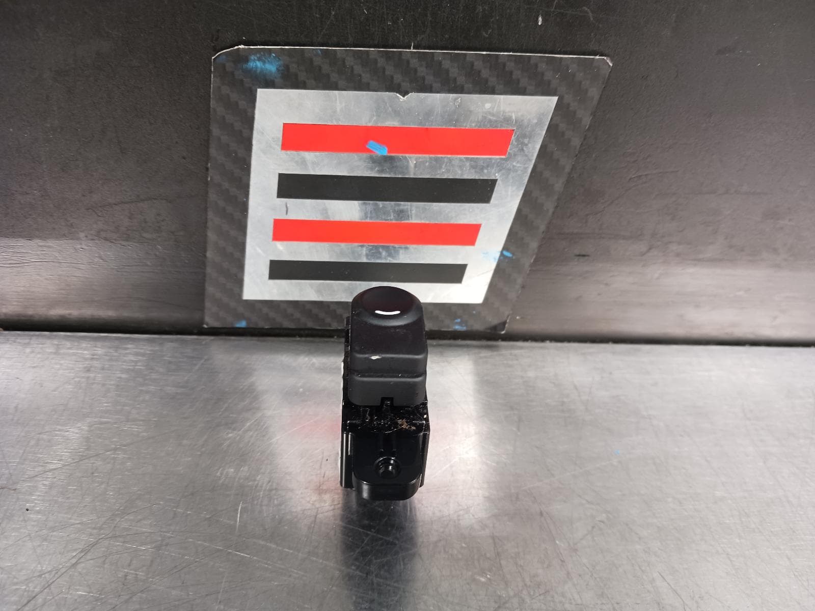 Used auto part listing image: 2019 HYUNDAI ACCENT PWR DR WIND SWITCH LH REAR, RB, 05/13-12/19 0000237096