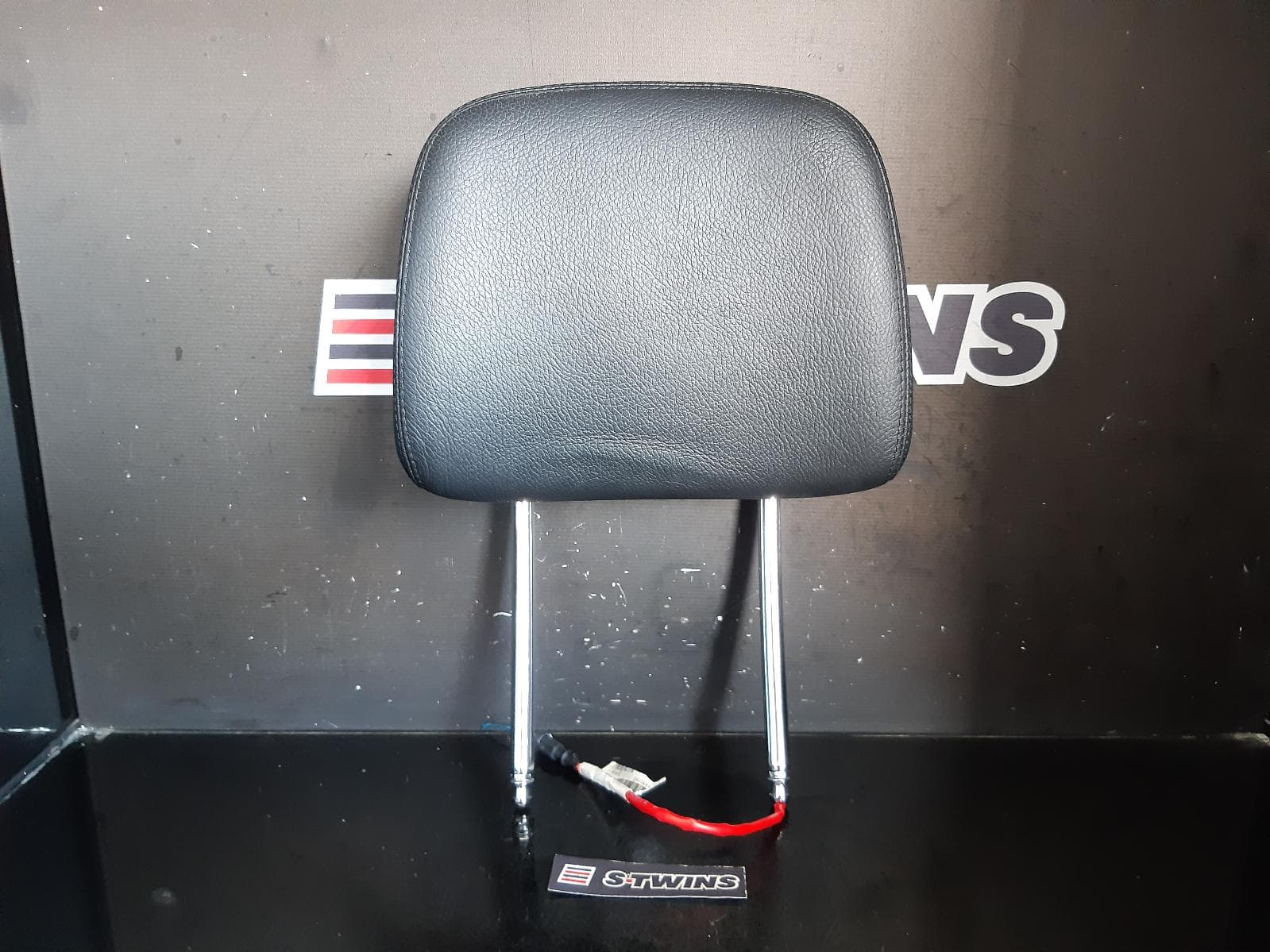 Used auto part listing image: 2011 BMW X5 HEADREST LH FRONT, LEATHER, BLACK, E70, 03/07-08/13 0000130817
