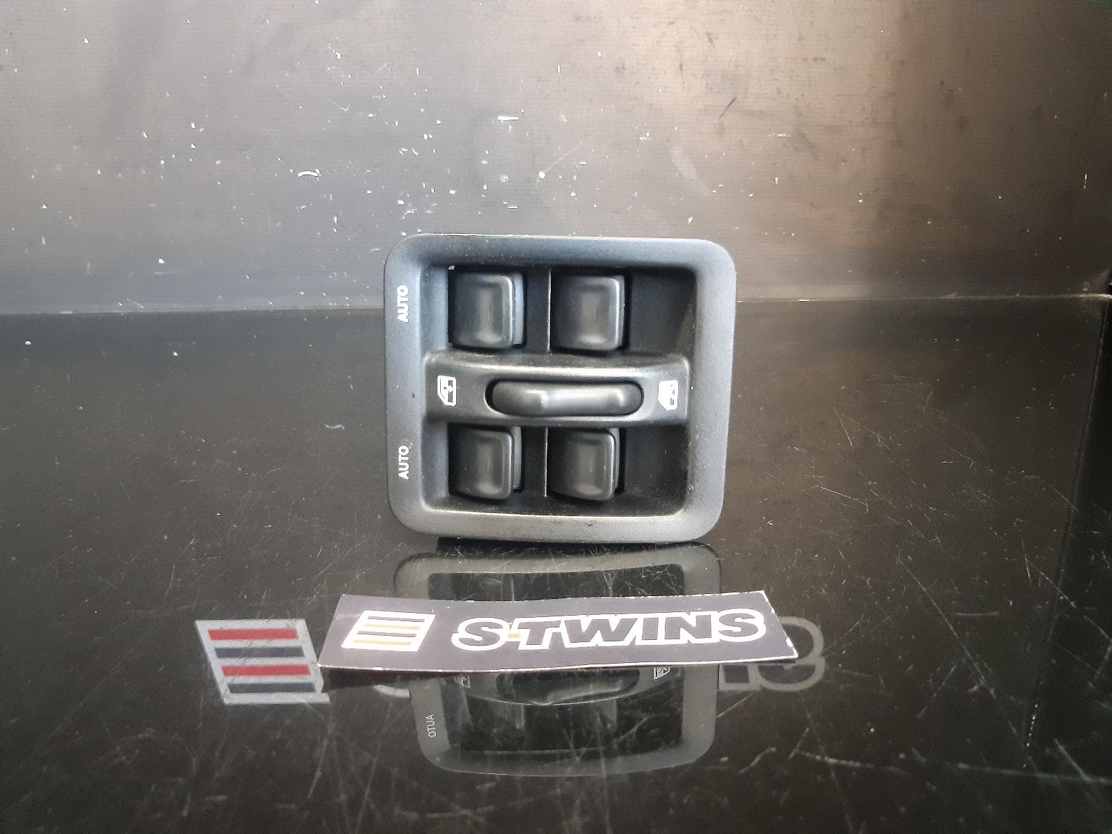 Used auto part listing image: 2012 JEEP WRANGLER PWR DR WIND SWITCH MASTER SWITCH (CENTRE OF DASH), 4DR TYPE, JK, 11/10-07/18 0000126544