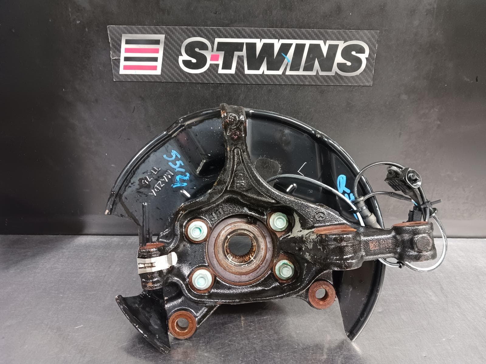 Used auto part listing image: 2017 MAZDA CX5 LEFT FRONT HUB ASSEMBLY KF, AWD TYPE, 02/17- 0000243397