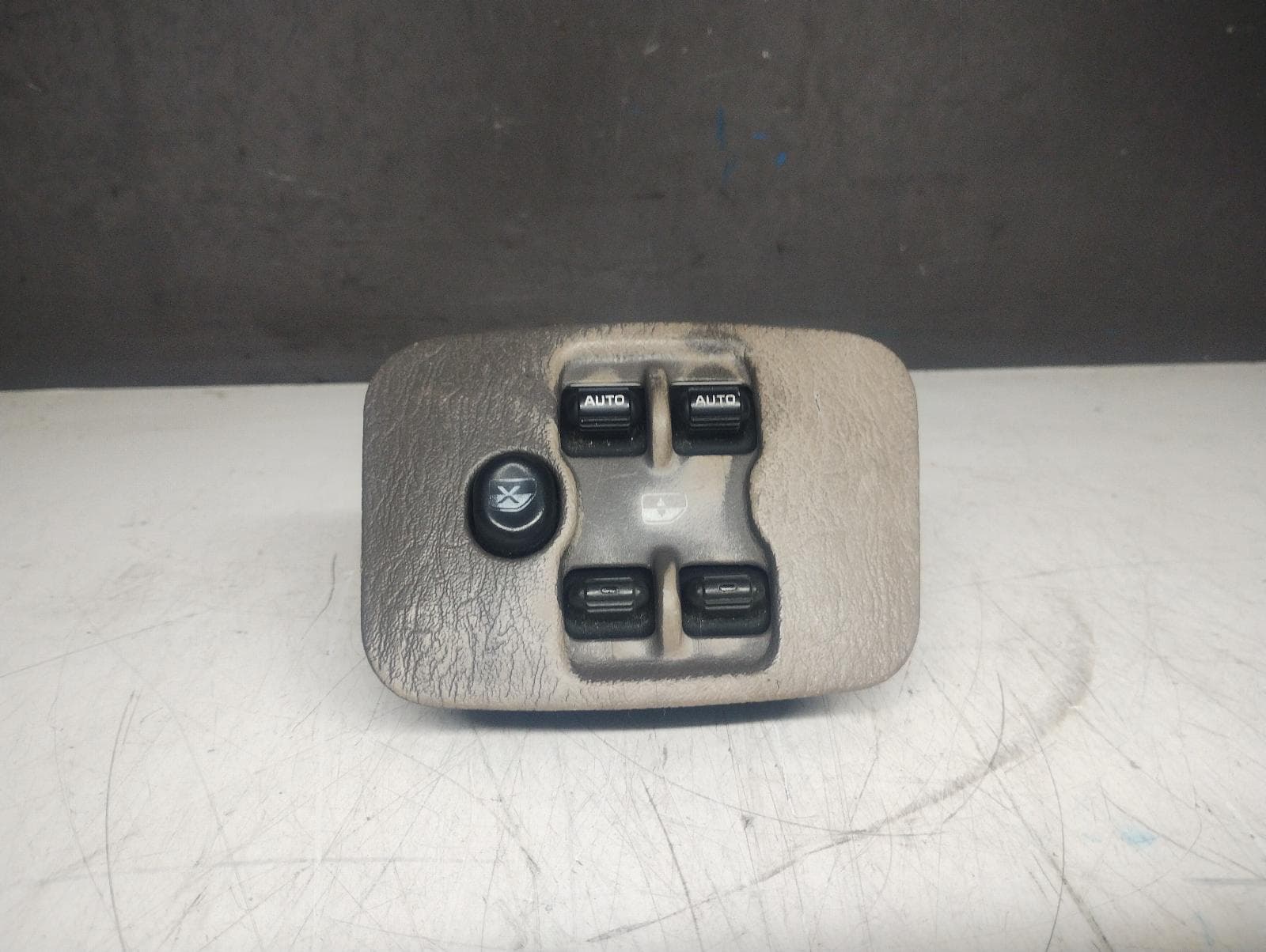 Used auto part listing image: 2003 JEEP CHEROKEE PWR DR WIND SWITCH MASTER SWITCH (IN CENTRE CONSOLE), KJ, 09/01-11/07 0000279519