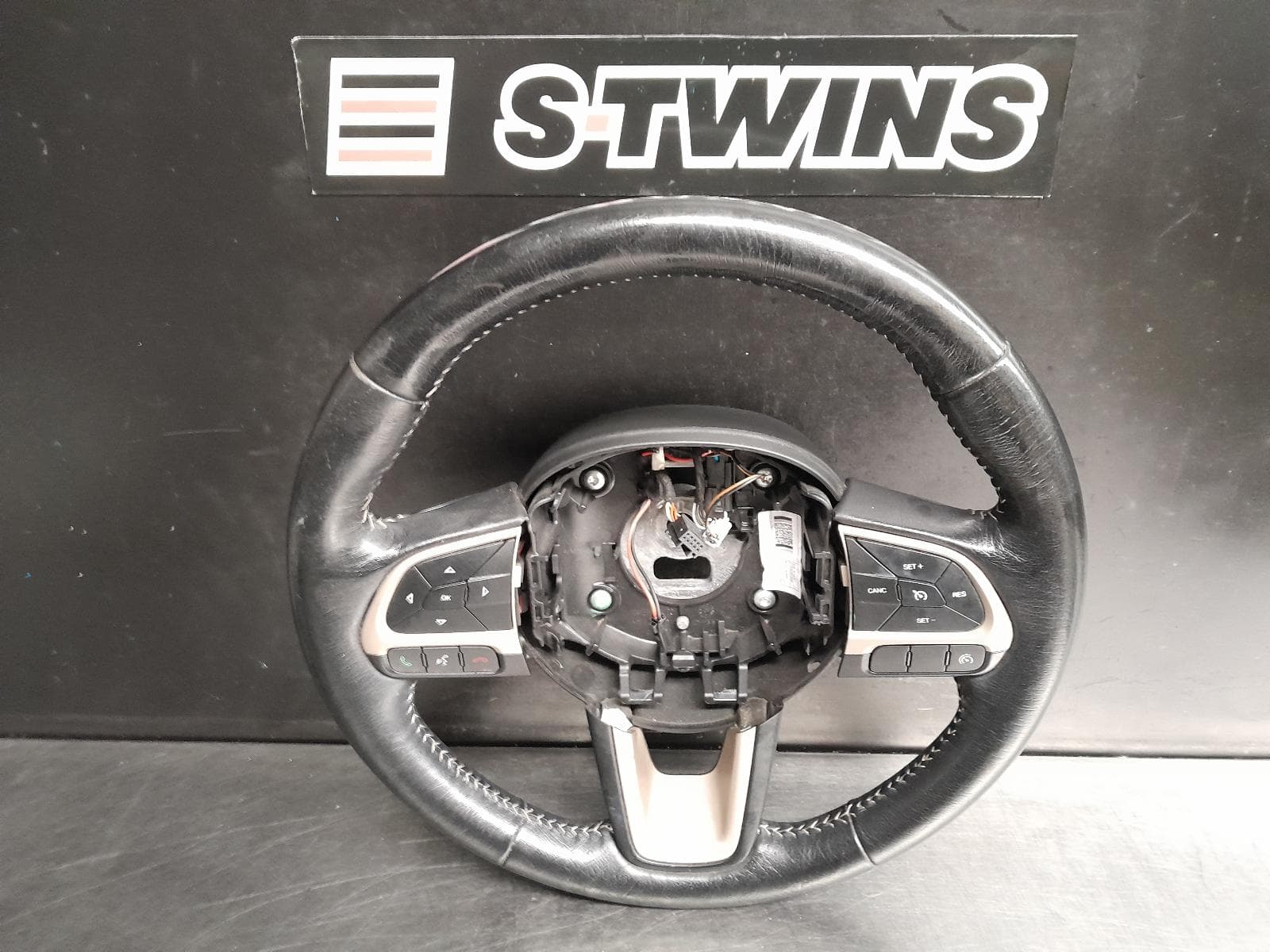Used auto part listing image: 2017 JEEP RENEGADE STEERING WHEEL BU, LEATHER, 09/15-01/20 0000284882
