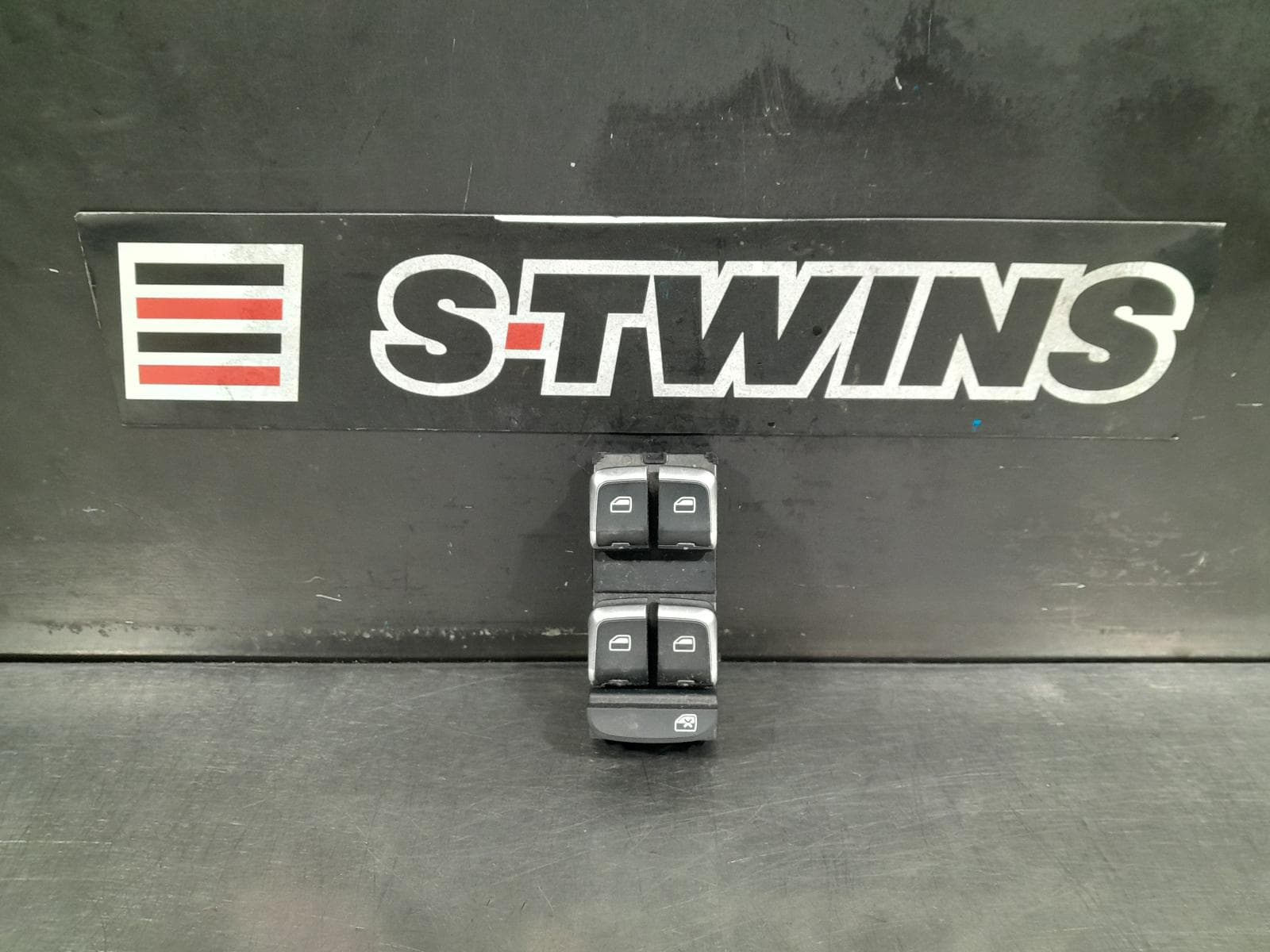 Used auto part listing image: 2015 AUDI A3 PWR DR WIND SWITCH RH FRONT (MASTER SWITCH), HATCH/SEDAN, W/ CHROME TIPS TYPE, 8V, 05/13-10/20 0000307198