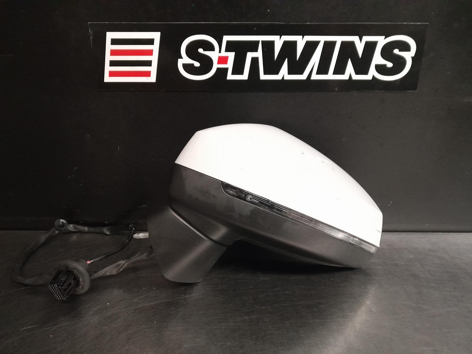Used auto part listing image: 2015 AUDI A3 LEFT DOOR MIRROR 8V, A3, HATCH, MANUAL FOLD, NON LANE CHANGE ASSIST TYPE (6XC/7Y0), 05/13-10/20 0000263496