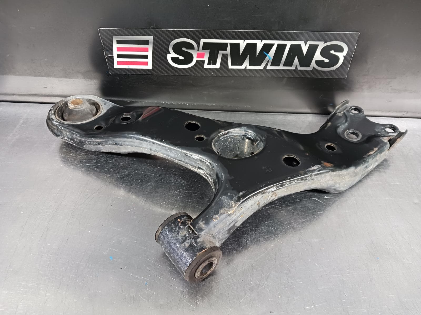 Used auto part listing image: 2014 FORD FOCUS RIGHT FRONT LOWER CONTROL ARM LW, 08/11-08/15 0000244186